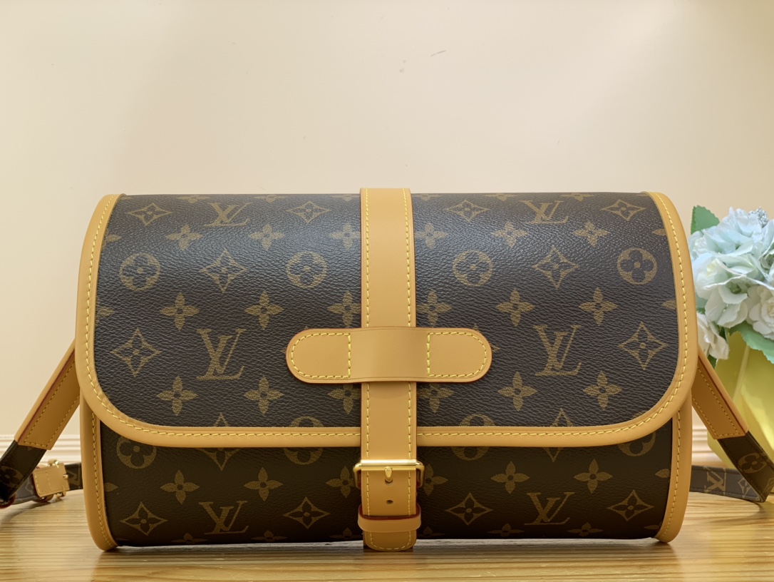 NO:621120,Top original single [Middle Ages Round - Barrel Waist Bulb Bag] 51369 Presbyopia  The most beautiful niche bag, the round drum waist bag and crossbody bag. There are really few popular LV styles on the street. As the name suggests, it is like a waist drum straddling the body. It has a lot of space inside and can hold a lot. It looks very handsome on both boys and girls! The long shoulder straps can be adjusted and you don’t have to worry about wearing down jackets in winter. It is especially suitable for the current season. In seasons like autumn and winter, wear a dark coat with this niche and unique bag. The size is 29x19x11cm.  5316048,,louis vuitton,satchels,crossbody bags,down jacket19860909顶级原单【中古圆-桶腰鼓包】 51369老花 最美的小众包包,圆桶腰鼓包斜挎包大街上真的很少撞款的lv,字如其名就像一个跨在身上的腰鼓里面空间很大能装很多~无论男生女生背都特别帅气!长肩带可以调节冬天穿羽绒服也不必担心特别适合现在的季节性在秋冬这样的季节穿一件深色系大衣配这只小众独特的包包搭真滴绝绝子 尺寸29x19x11cm 5316048,,louis vuitton,satchels,crossbody bags,down jacket,Bag