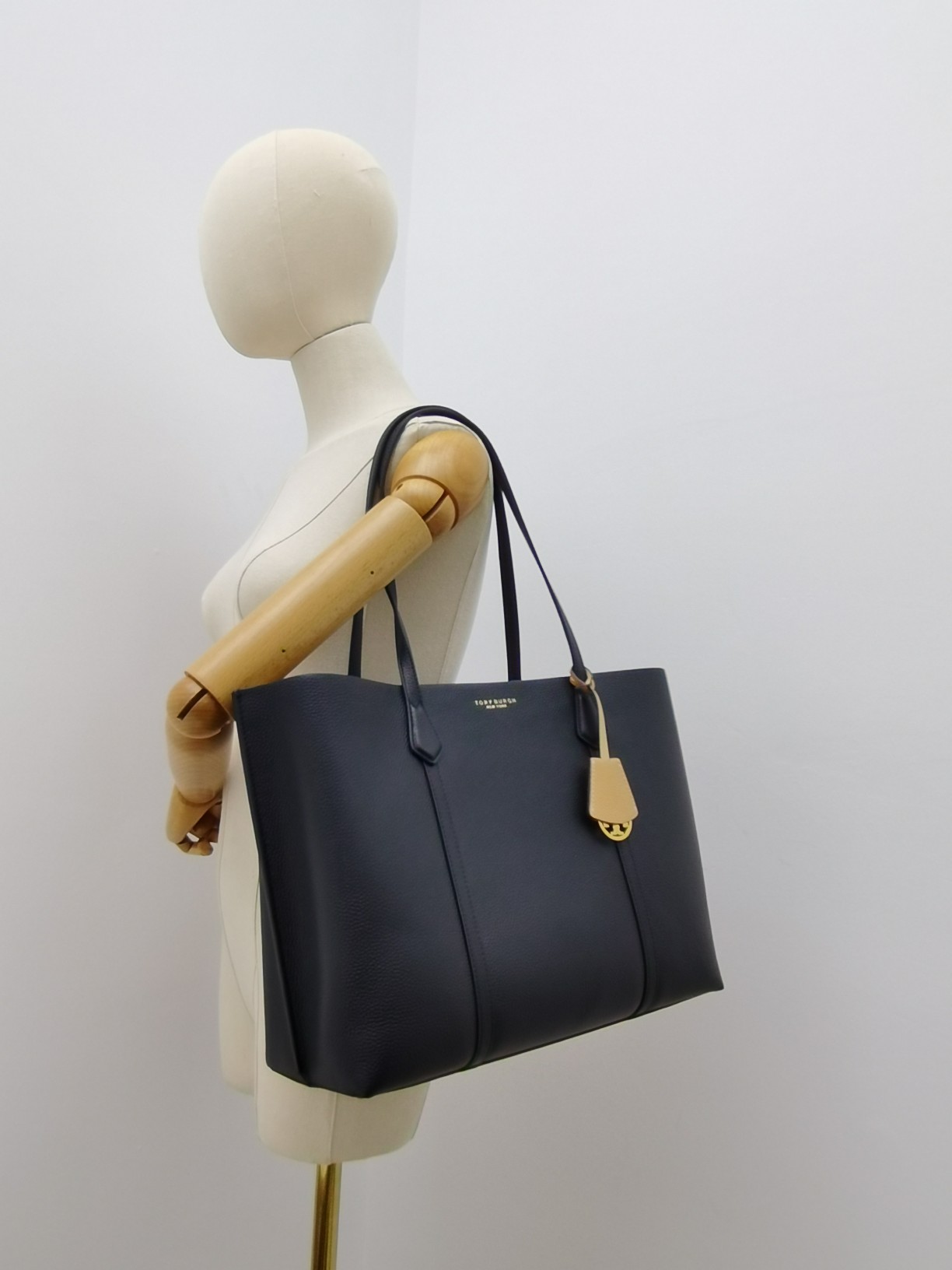 Tory Burch 932##TB新款购物袋 头层荔枝纹牛皮材质 内里全皮 可手提单肩 LOGO吊坠