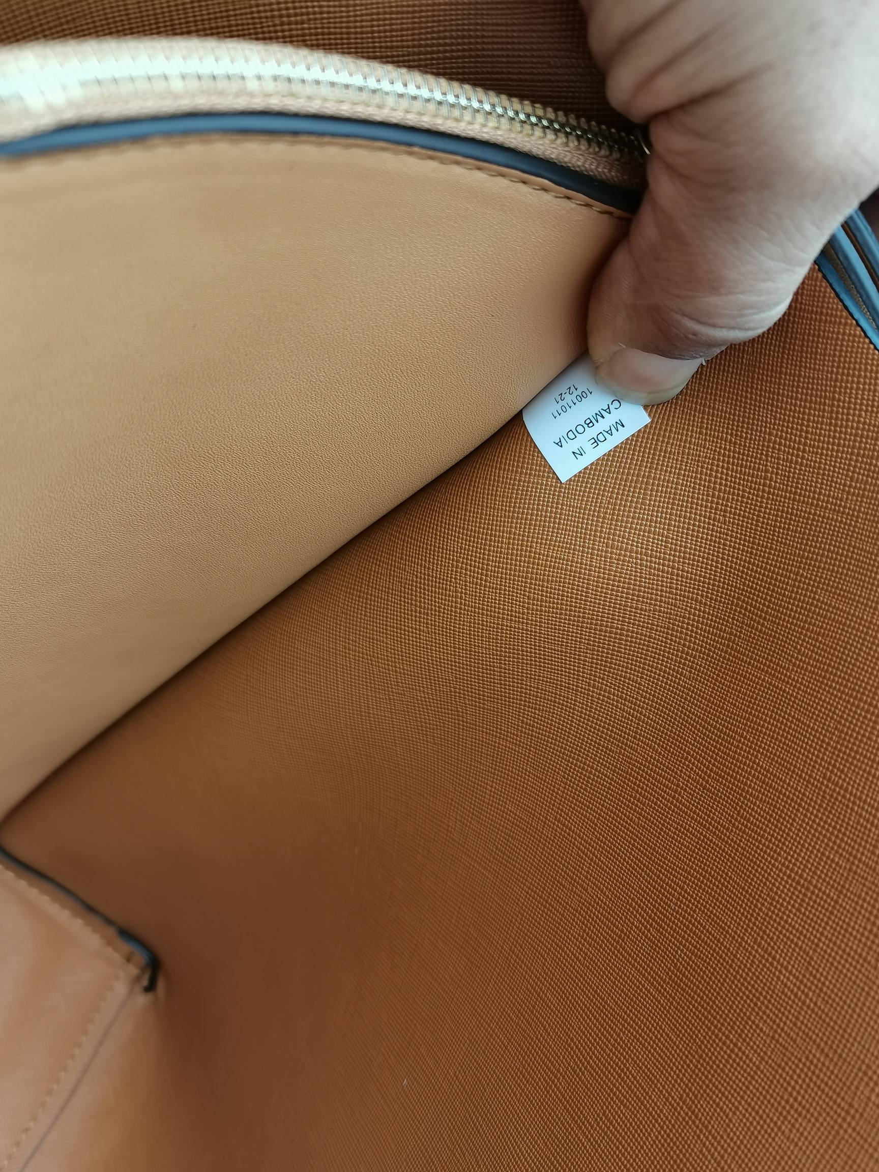 Tory Burch 932##TB新款购物袋 头层荔枝纹牛皮材质 内里全皮 可手提单肩 LOGO吊坠