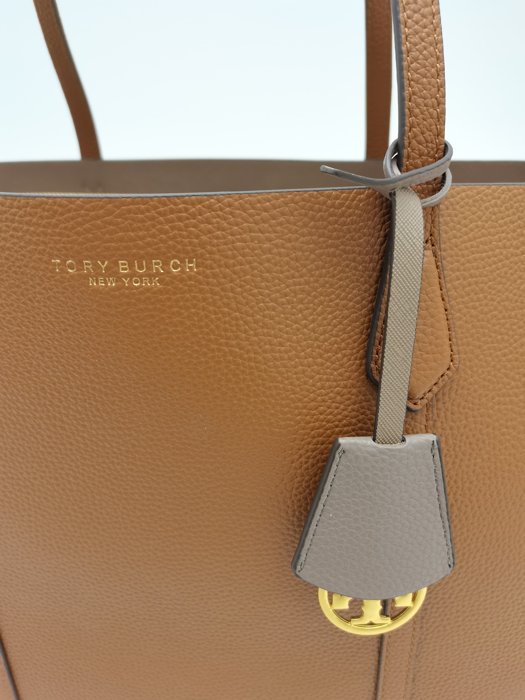 Tory Burch 932##TB新款购物袋 头层荔枝纹牛皮材质 内里全皮 可手提单肩 LOGO吊坠