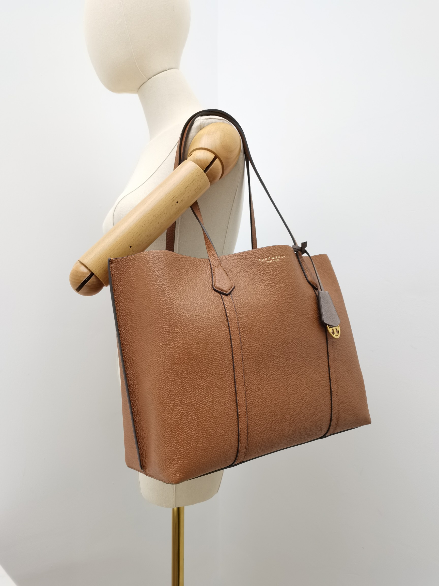 Tory Burch 932##TB新款购物袋 头层荔枝纹牛皮材质 内里全皮 可手提单肩 LOGO吊坠