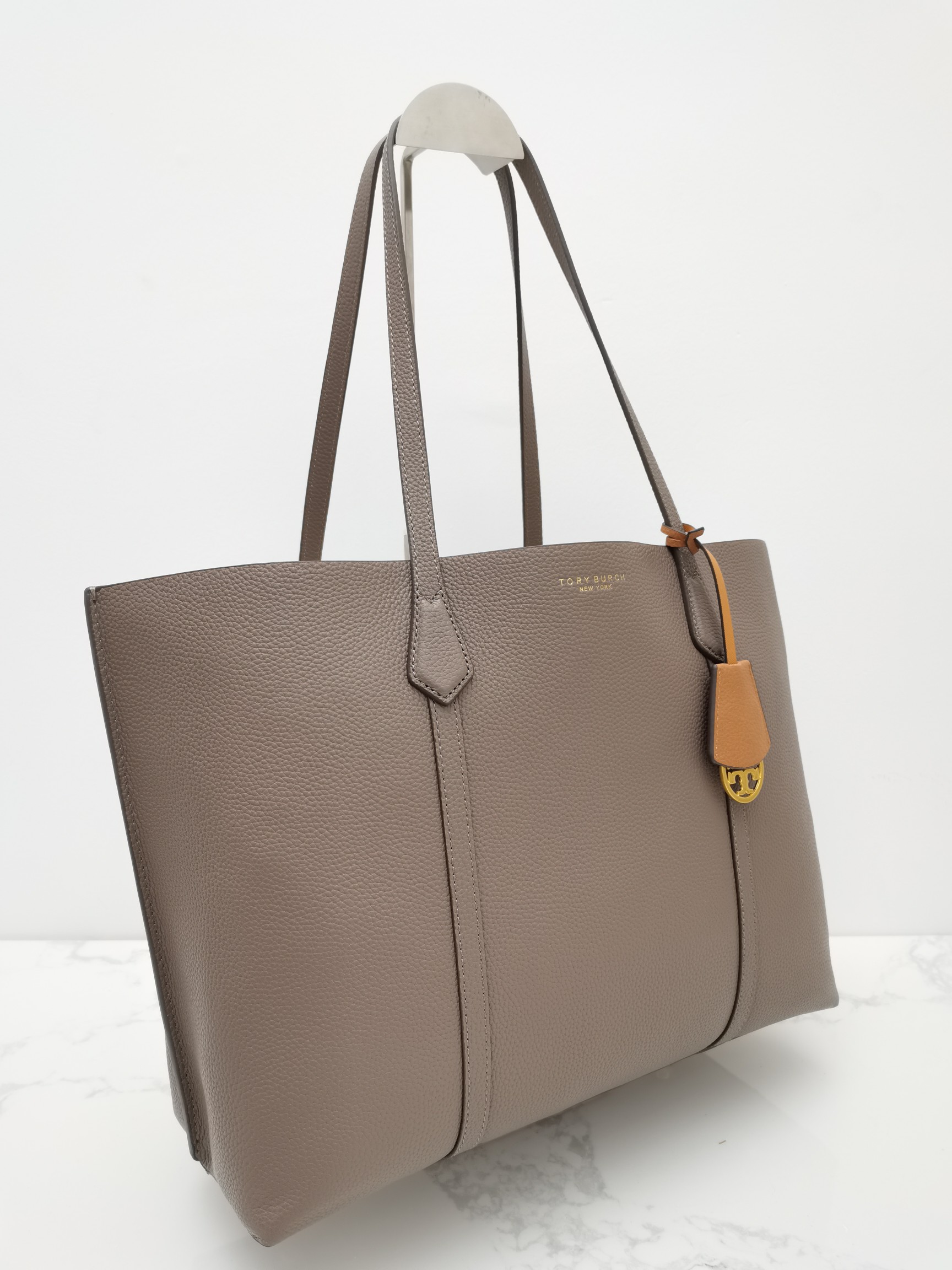 Tory Burch 932##TB新款购物袋 头层荔枝纹牛皮材质 内里全皮 可手提单肩 LOGO吊坠