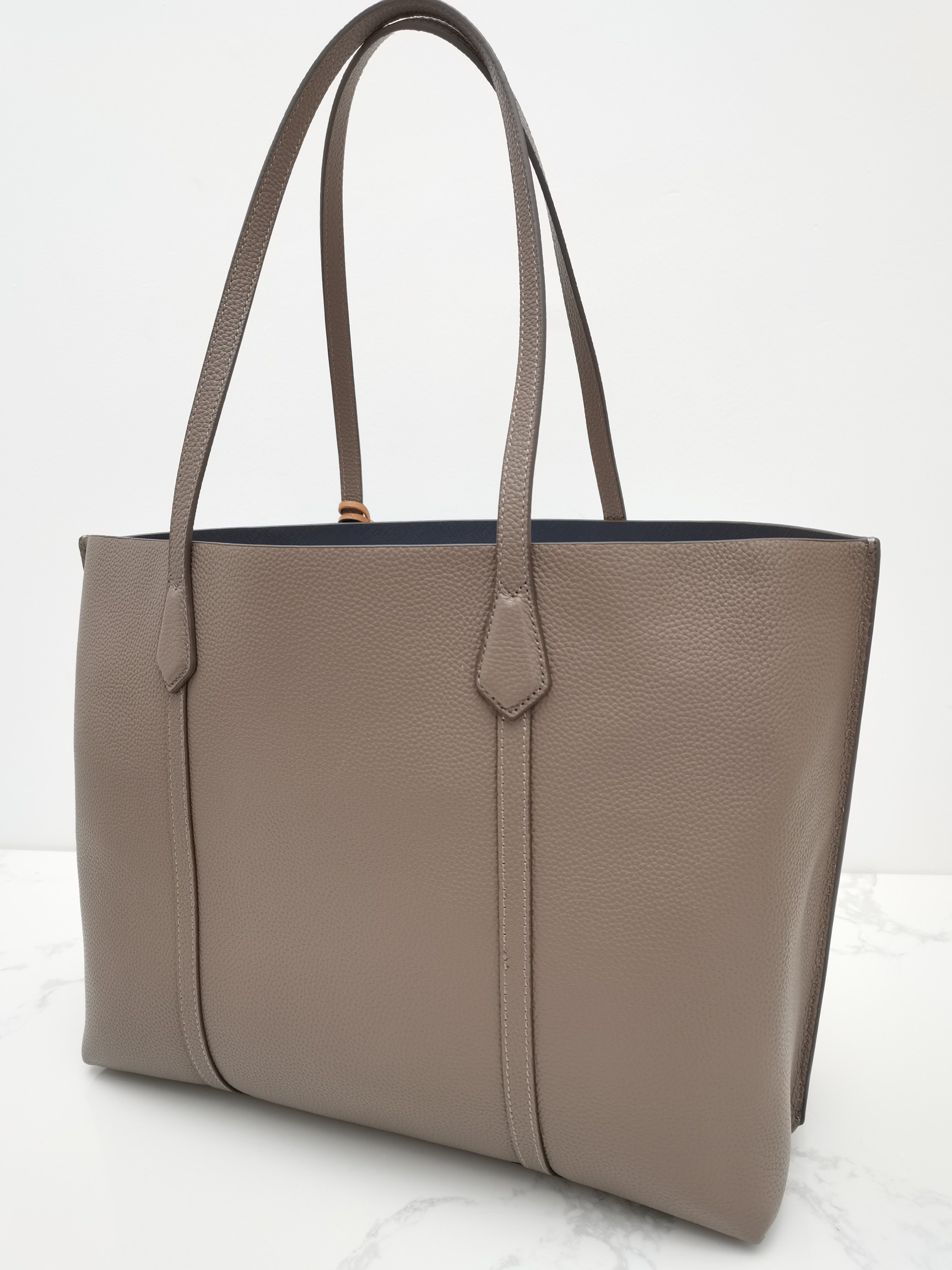 Tory Burch 932##TB新款购物袋 头层荔枝纹牛皮材质 内里全皮 可手提单肩 LOGO吊坠