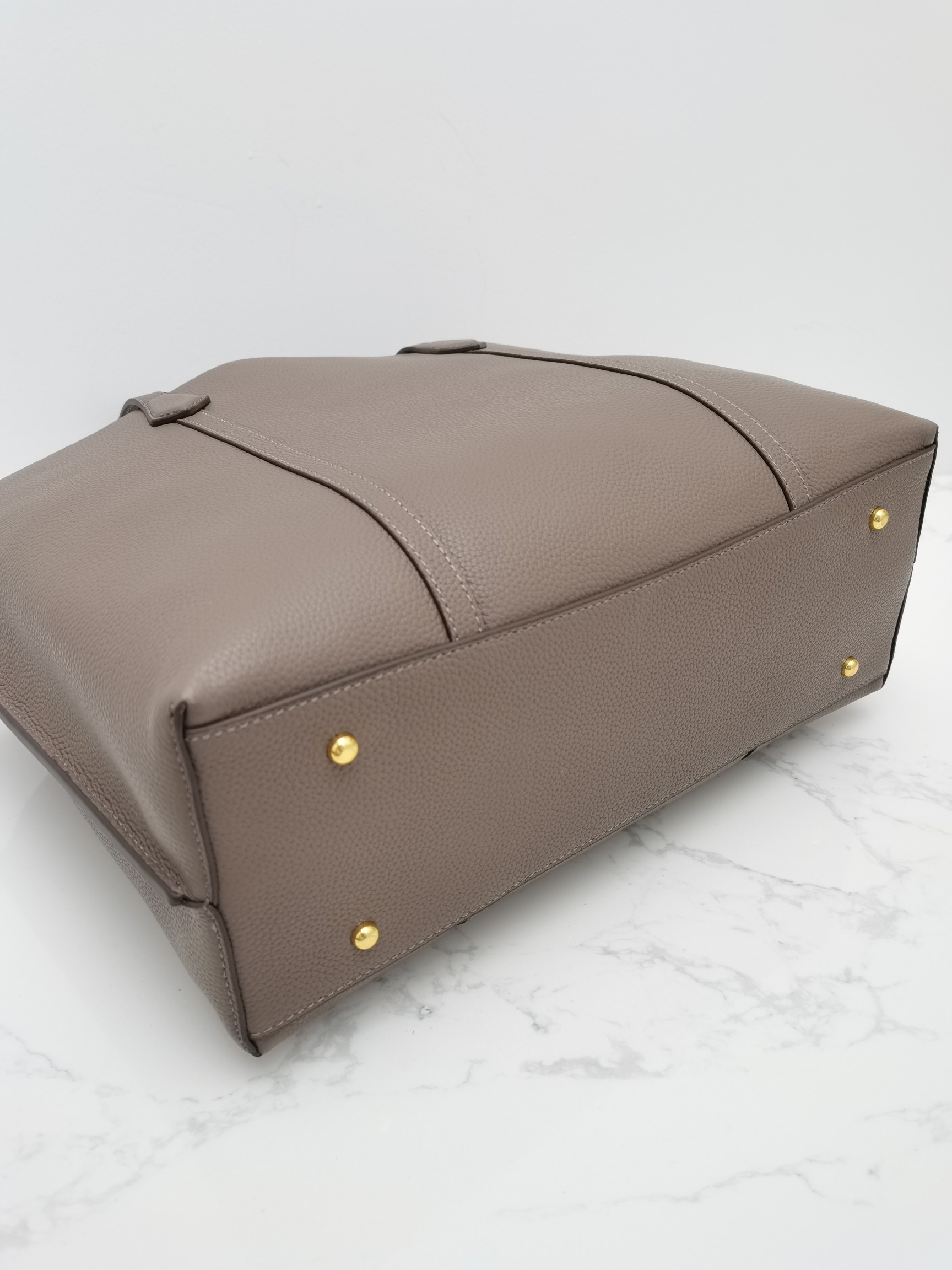 Tory Burch 932##TB新款购物袋 头层荔枝纹牛皮材质 内里全皮 可手提单肩 LOGO吊坠