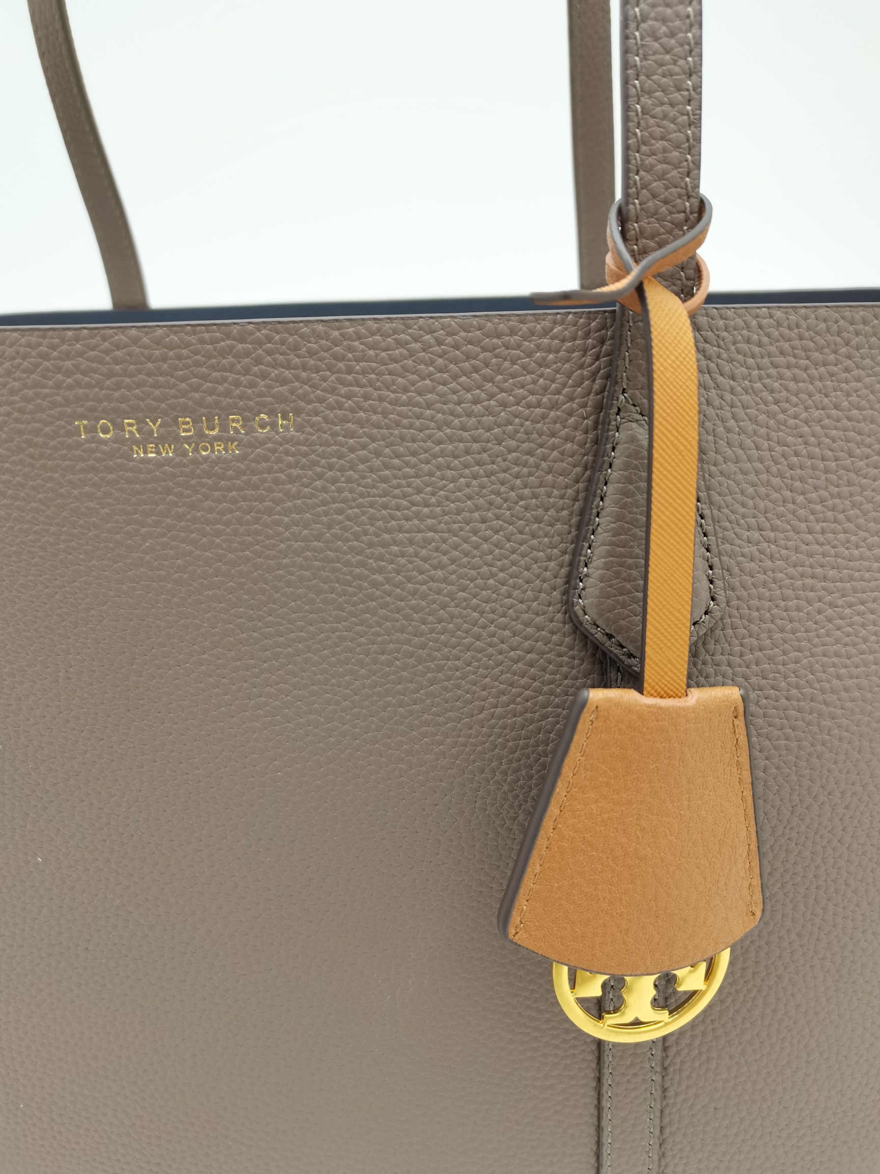 Tory Burch 932##TB新款购物袋 头层荔枝纹牛皮材质 内里全皮 可手提单肩 LOGO吊坠