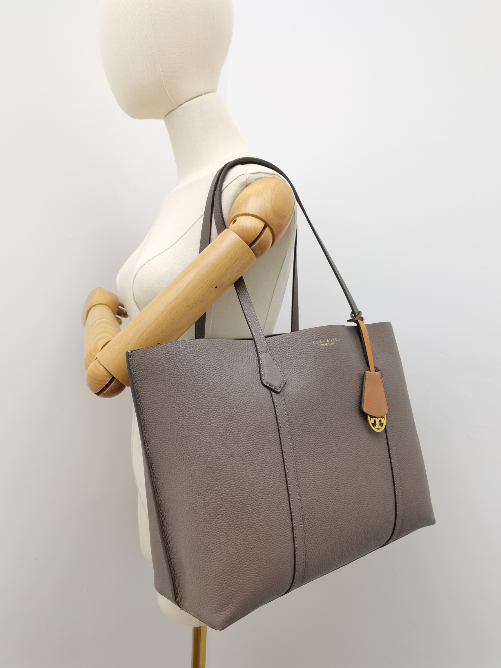 Tory Burch 932##TB新款购物袋 头层荔枝纹牛皮材质 内里全皮 可手提单肩 LOGO吊坠