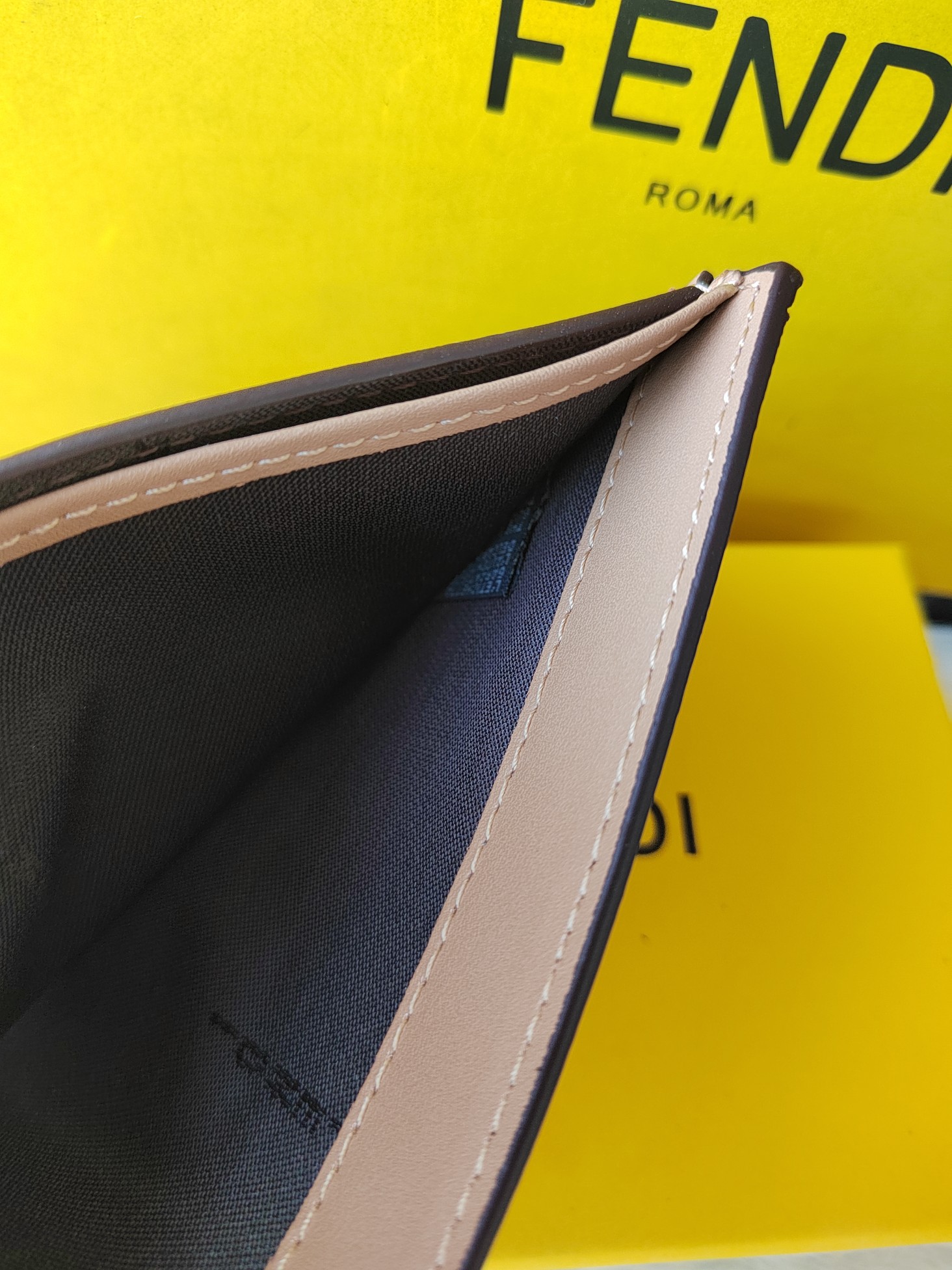 FFデザインの男士皮夹 - 8つのカードスロットと2つの支票夹