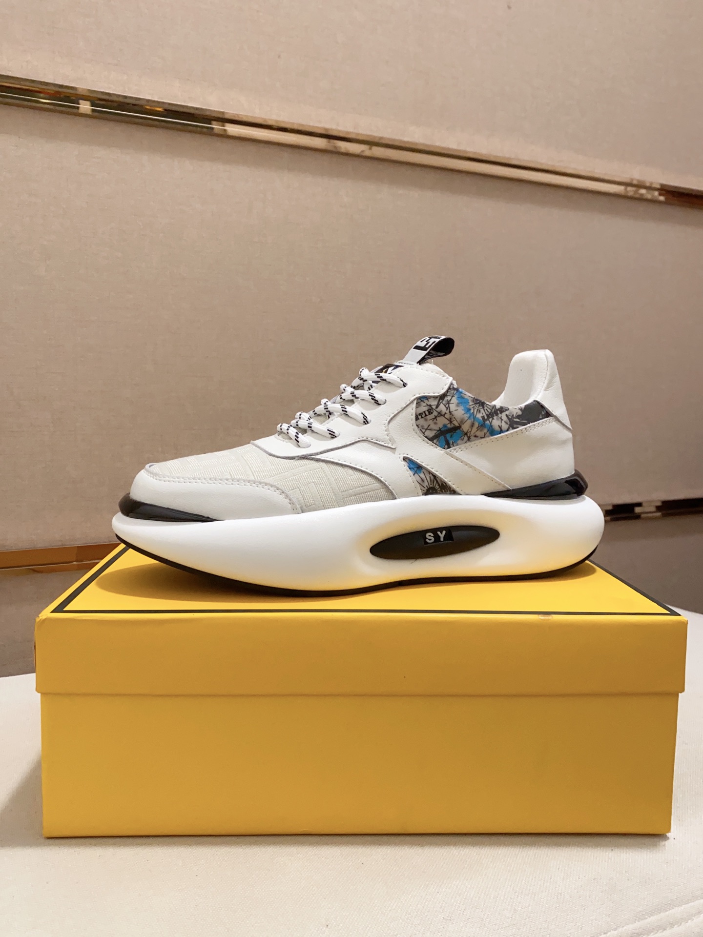 I5 Fendi 芬迪  男士最休闲鞋 原版一比一复刻.全进口官网一比一面料.内里采用头层顶级羊皮,原版原厂特供橡胶大底.引领时尚新概念.配码：38-44.