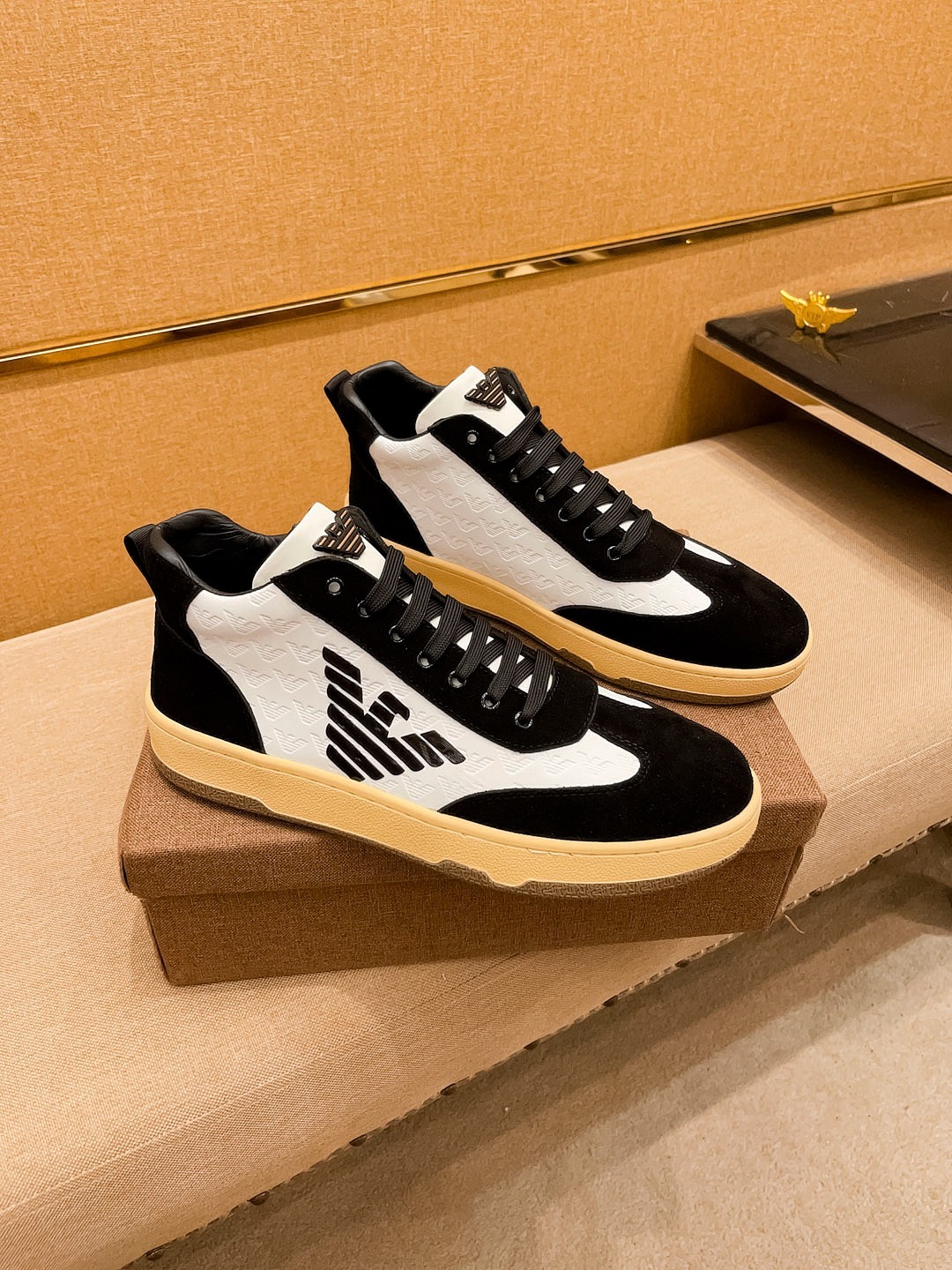 I5  Armani 阿玛尼 有皮里绒里 男鞋高端品牌 官网1：1最新力作：鞋面采用意大利进口头层牛皮搭配舒适透气内里原版防滑耐磨大底制作,让行走更加便捷舒适,惊世之作,与官方的质量相比美的1：1复刻打造时尚个性衬托你的与众不同潮男必备!经典尺码:38-44 颜色  3色可选