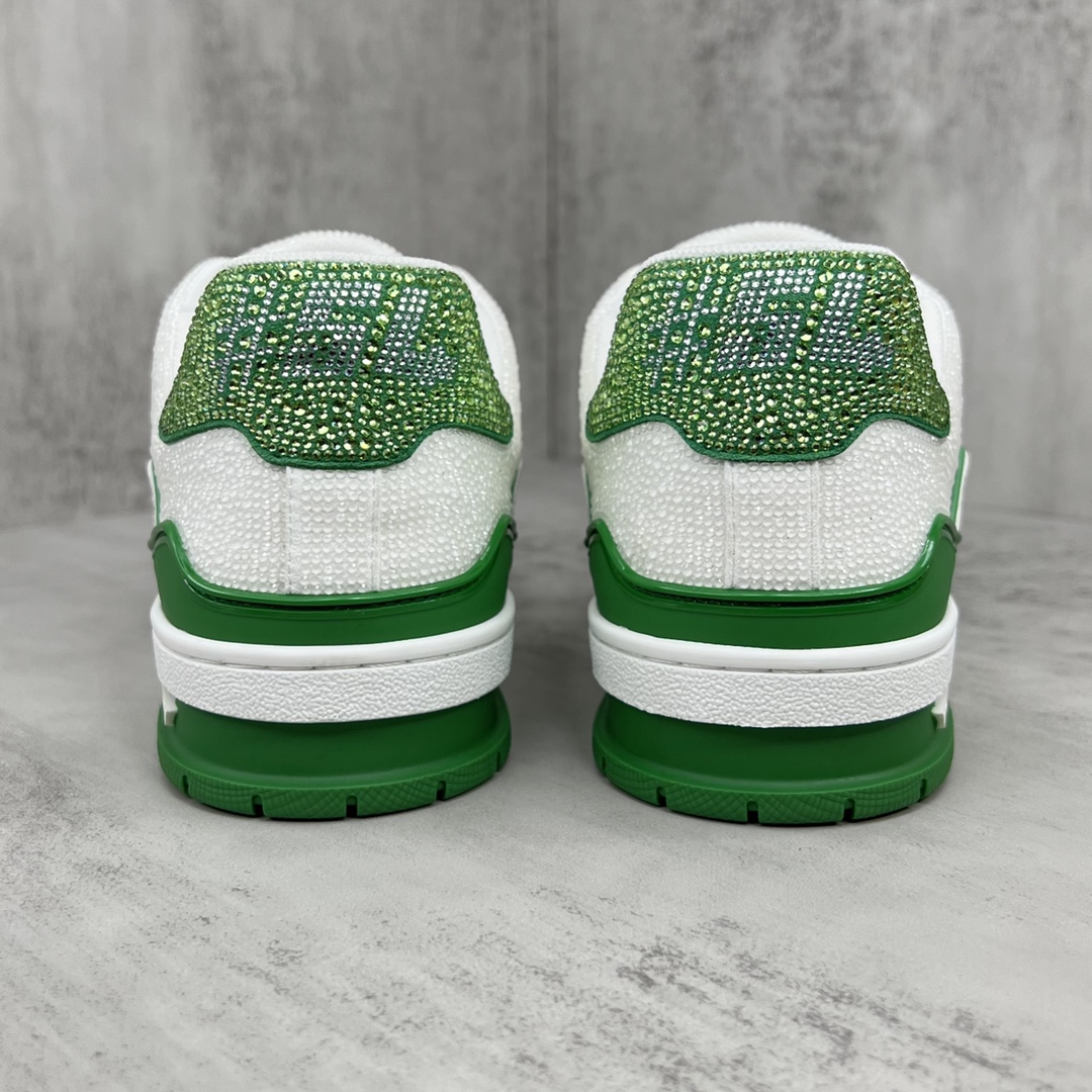 Louis Vuitton 新款上架 2062 Louis*Vuitto* LV trainer 满钻系列 走秀款TRAINER 大底和面料私模 绝对下血本费心思的一款鞋子 自Vifgil到来之后而设计的这一系列 每一季度都深受众多粉丝的青睐 TPU 大底 包装