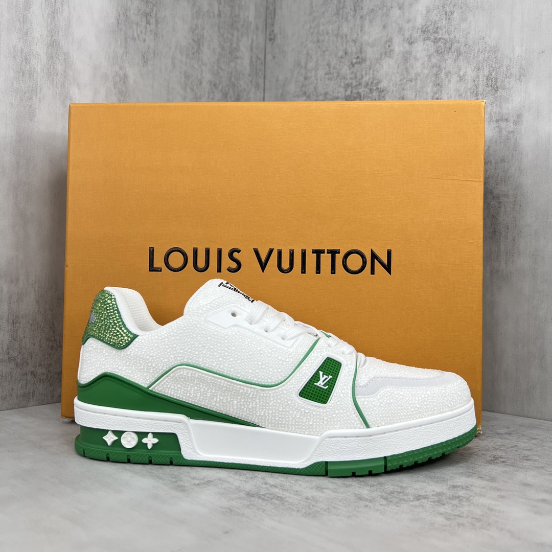 Louis Vuitton 新款上架 2062 Louis*Vuitto* LV trainer 满钻系列 走秀款TRAINER 大底和面料私模 绝对下血本费心思的一款鞋子 自Vifgil到来之后而设计的这一系列 每一季度都深受众多粉丝的青睐 TPU 大底 包装