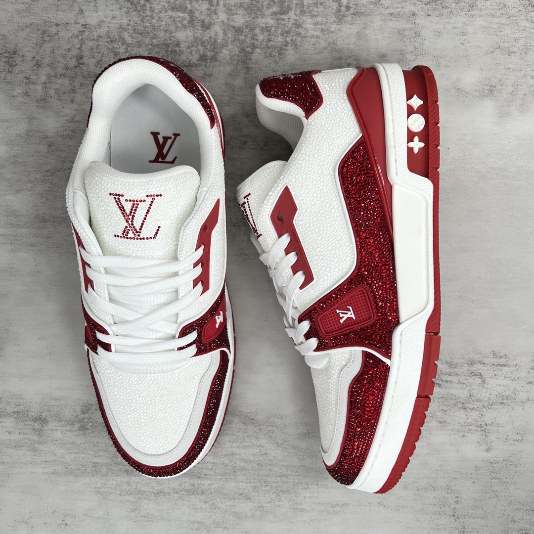 Louis Vuitton 新款上架 2062 Louis*Vuitto* LV trainer 满钻系列 走秀款TRAINER 大底和面料私模 绝对下血本费心思的一款鞋子 自Vifgil到来之后而设计的这一系列 每一季度都深受众多粉丝的青睐 TPU 大底 包装