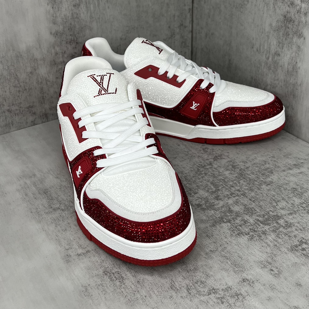 Louis Vuitton 新款上架 2062 Louis*Vuitto* LV trainer 满钻系列 走秀款TRAINER 大底和面料私模 绝对下血本费心思的一款鞋子 自Vifgil到来之后而设计的这一系列 每一季度都深受众多粉丝的青睐 TPU 大底 包装