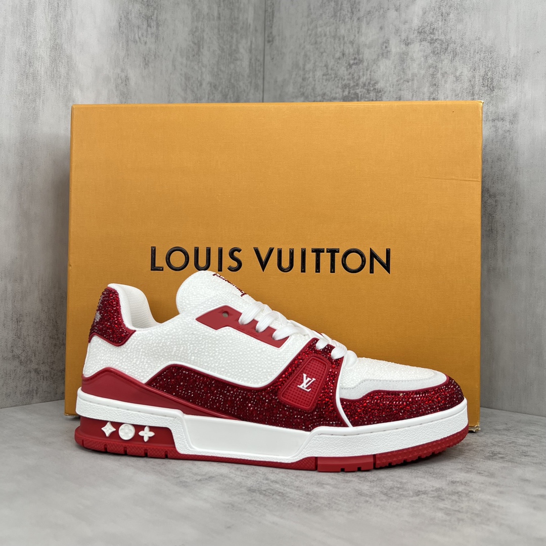 Louis Vuitton 新款上架 2062 Louis*Vuitto* LV trainer 满钻系列 走秀款TRAINER 大底和面料私模 绝对下血本费心思的一款鞋子 自Vifgil到来之后而设计的这一系列 每一季度都深受众多粉丝的青睐 TPU 大底 包装