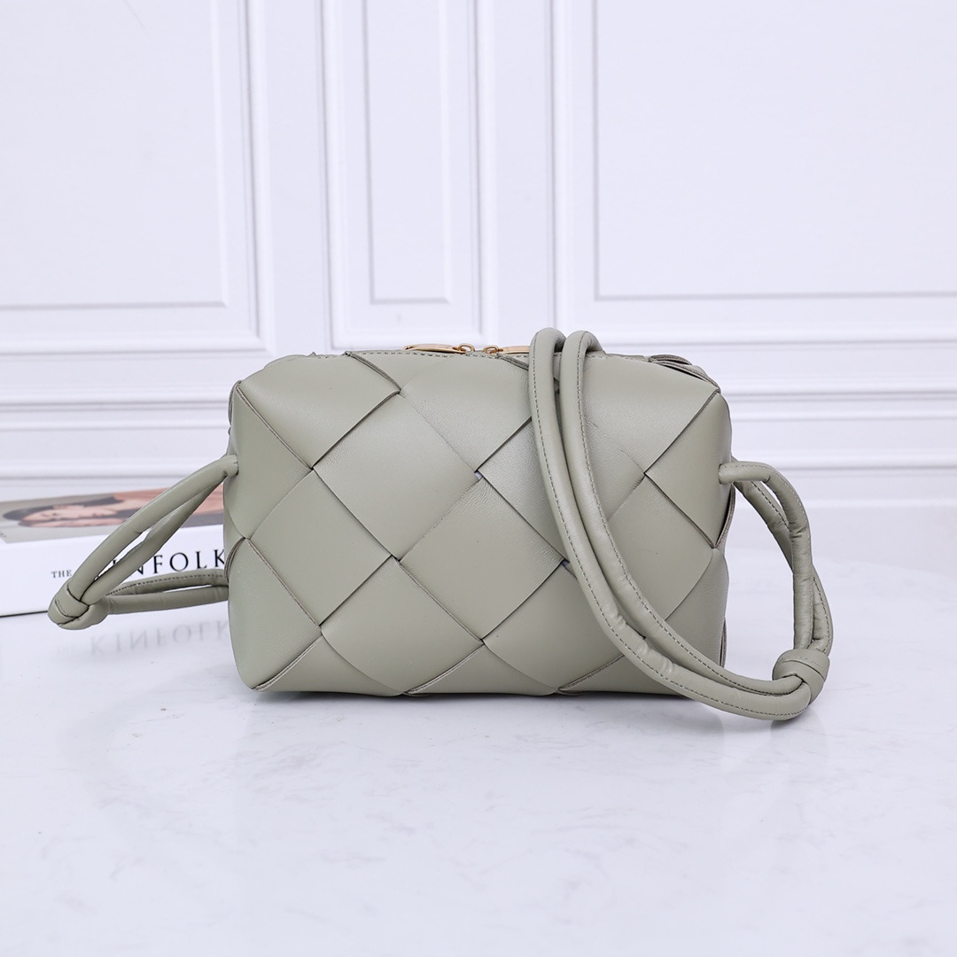 Bottega Veneta Grand sac camera en cuir d'agneau tissé vert travertin