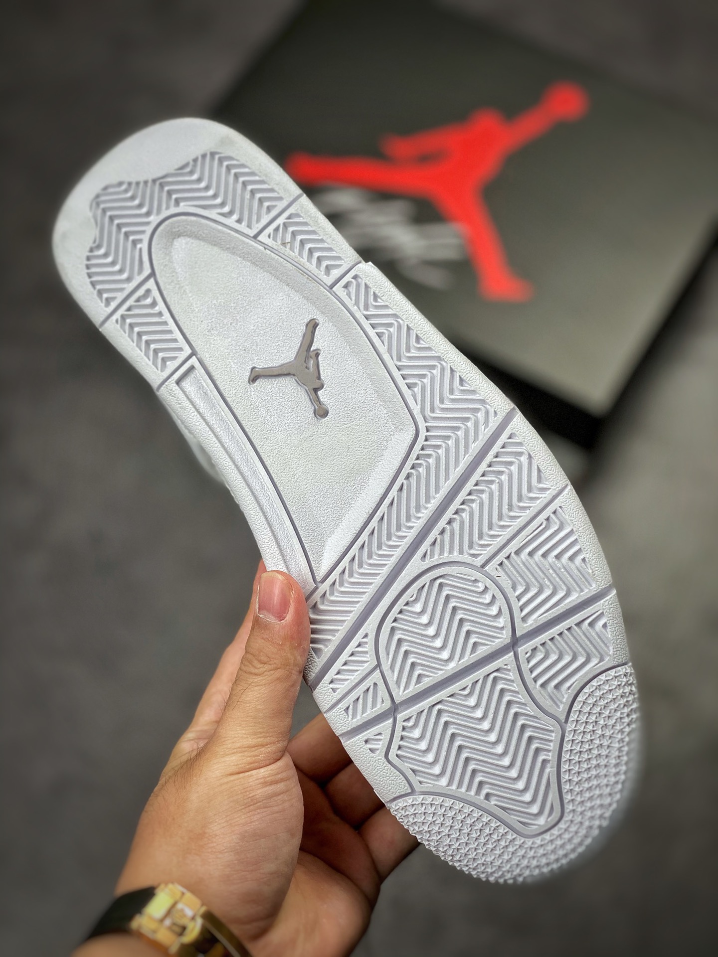 240 Air Jordan 4 Retro “Pure Money” 白银  308497-100
