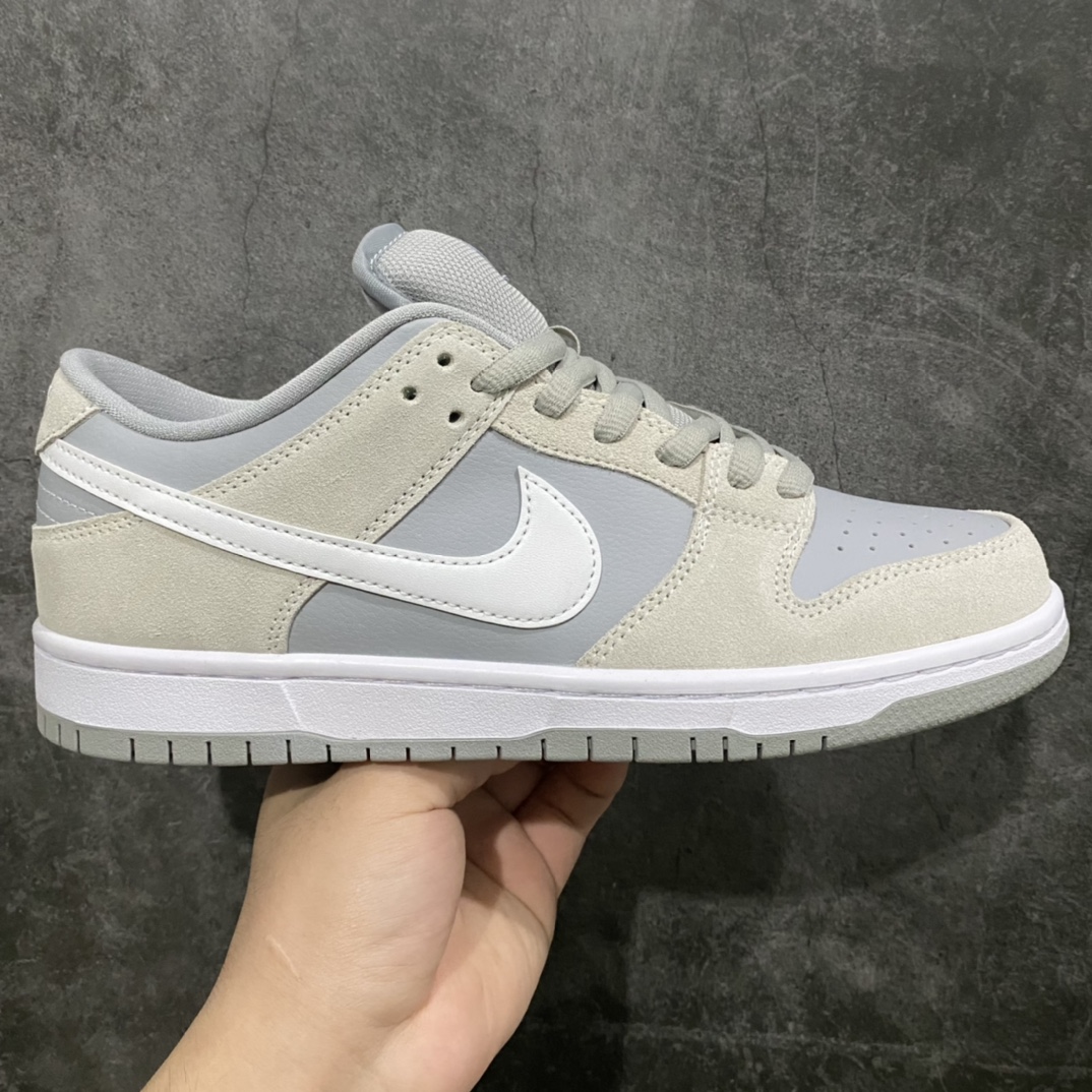 纯原性价比版本Dunk SB 北极狐 顶级的配置 白菜的价格 原厂皮料 正确鞋型 正确勾子材质 这个版本是真心的性价比的天花板 同价位 全市场绝对找不到如此好品质的货 此版本有几十个经典配色,全部一样价格 欢迎咨询‼️ 货号:AR0778-110 尺码:36-46-选品中心