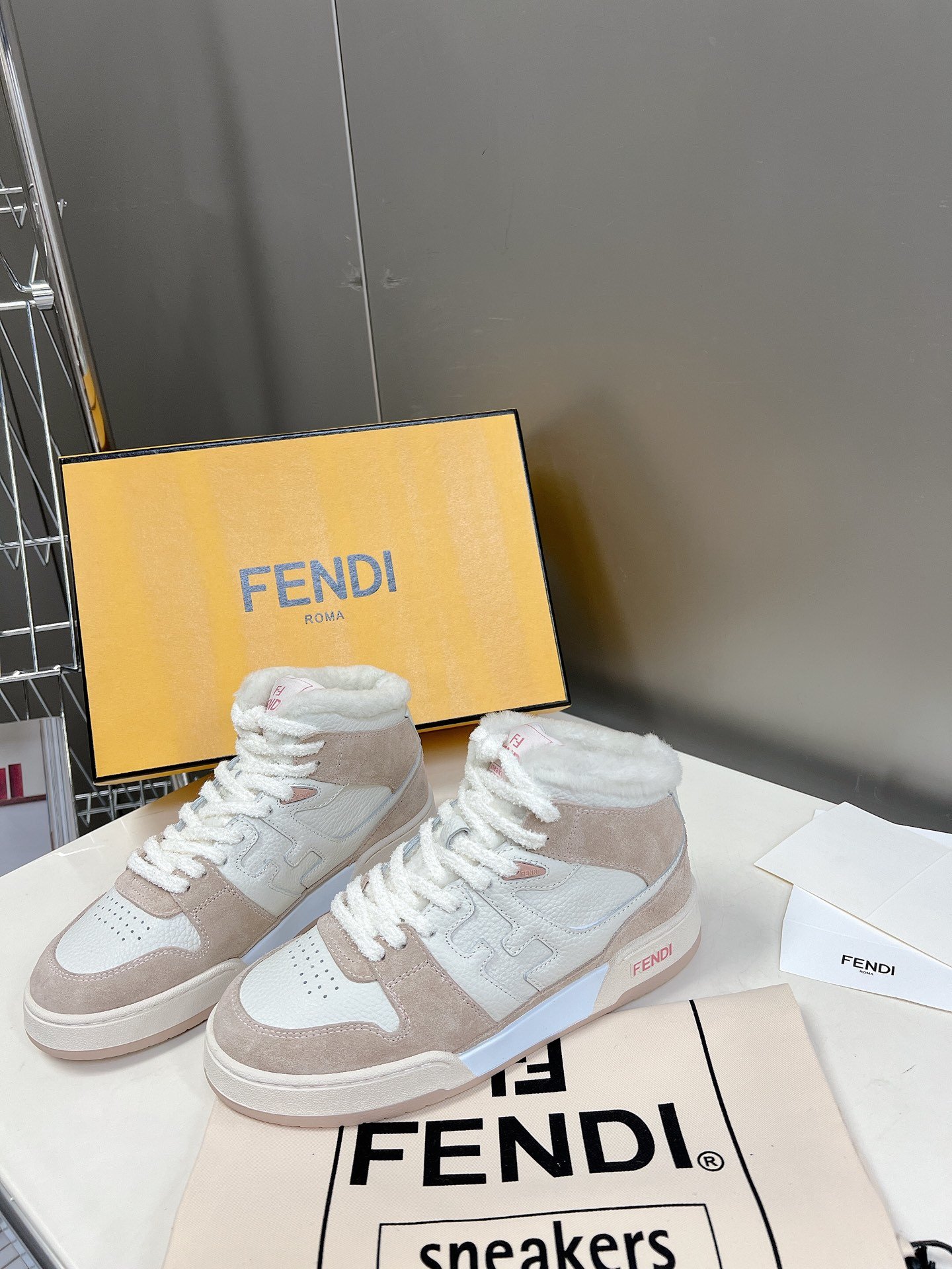 Fendi芬迪经典爆款系列情侣休闲运动鞋FDmatch一比一复刻设计师KimJones打造的首款运动鞋f