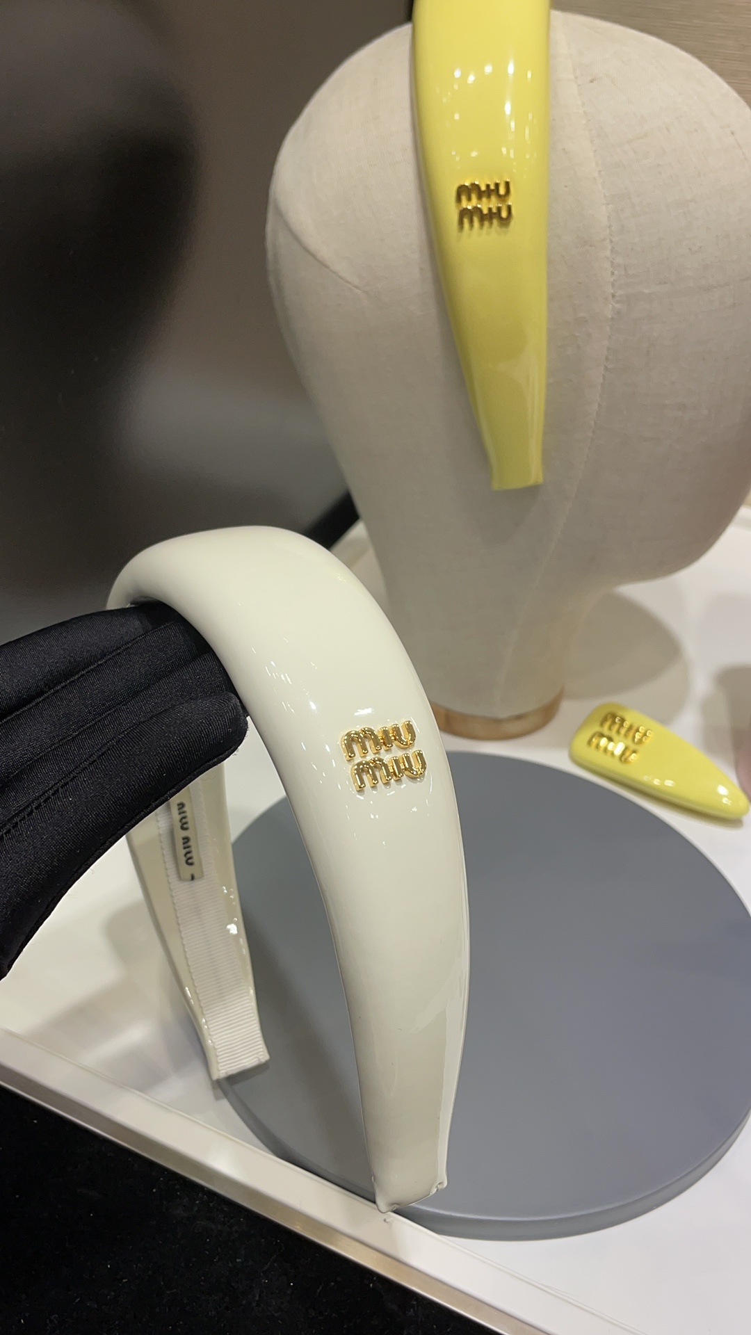 NO:632194,The new gold lettered patent leather headband is in light color. The elegant and gentle color can easily be worn to create a beautiful atmosphere. It makes the whole person very elegant and taste~ A must-have high-ceiling artifact for daily matching. It is super flattering and has a small Z version. Customized. The same patent leather material. You can earn 88270 when you buy it, Cardia high-end jewelry.19860909新款金色字母漆皮发箍浅色系 淡雅温柔的颜色轻松戴出绝美氛围感 显得整个人很有气质品味～ 人手必备高颅顶神器 日常搭配超显脸小 z版定制 一致漆皮材质 买到赚到88270,,卡迪亚高端饰品,Jewelry