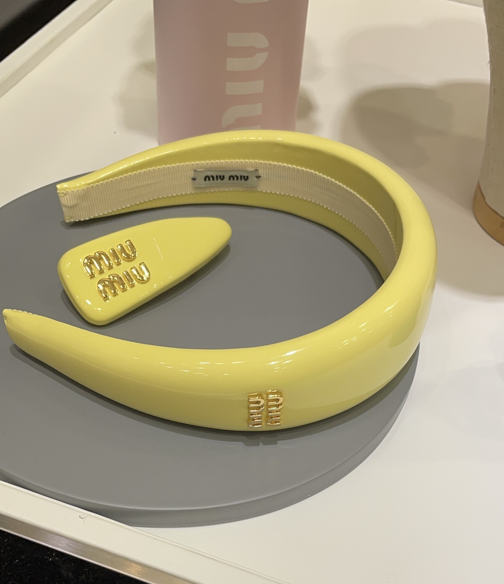 NO:632185,Arrival today. New style cream yellow patent leather headband with golden letters. The cute ice cream color is so healing. High return rate. Fashionable and noble, and reduces age. A must-have high-ceiling artifact for daily matching. Super flattering, small Z-version customization. Same patent leather material. Buy and earn 88270, Cardia high-end jewelry.19860909今日到货 新款金色字母奶油黄色漆皮发箍 元气可爱的冰淇淋色系太治愈啦 回头率超高 时髦贵气又减龄 人手必备高颅顶神器 日常搭配超显脸小 z版定制 一致漆皮材质 买到赚到,88270,,卡迪亚高端饰品,Jewelry