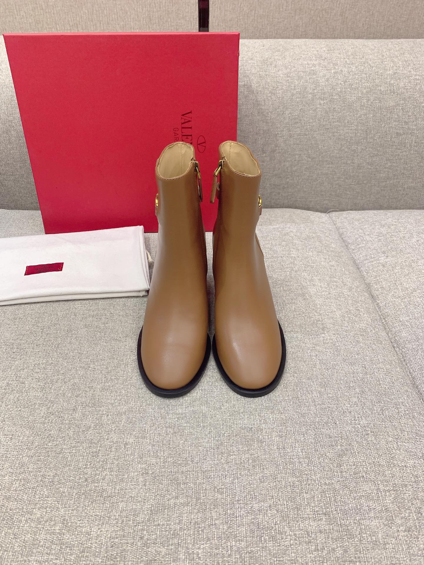 NO:485065,Short boots, long boots, VALENTIN's newest thick high heeled leather boots, very aura, turns into long legs in seconds, upper cowhide, inner foot padded cowhide, Italian leather outsole, heel height 8.5cm, size 35-39 (customized for 40), boots, valentino, boots, cowhide, Leather soles19860909短靴 长靴 VALENTIN*新款粗高跟长皮靴 非常有气场 上脚秒变大长腿 鞋面牛皮 内里垫脚牛皮 意大利真皮大底 跟高8.5cm 尺码35-39（40定做）,靴子,valentino,boots,cowhide,Leather soles,Women's Shoes