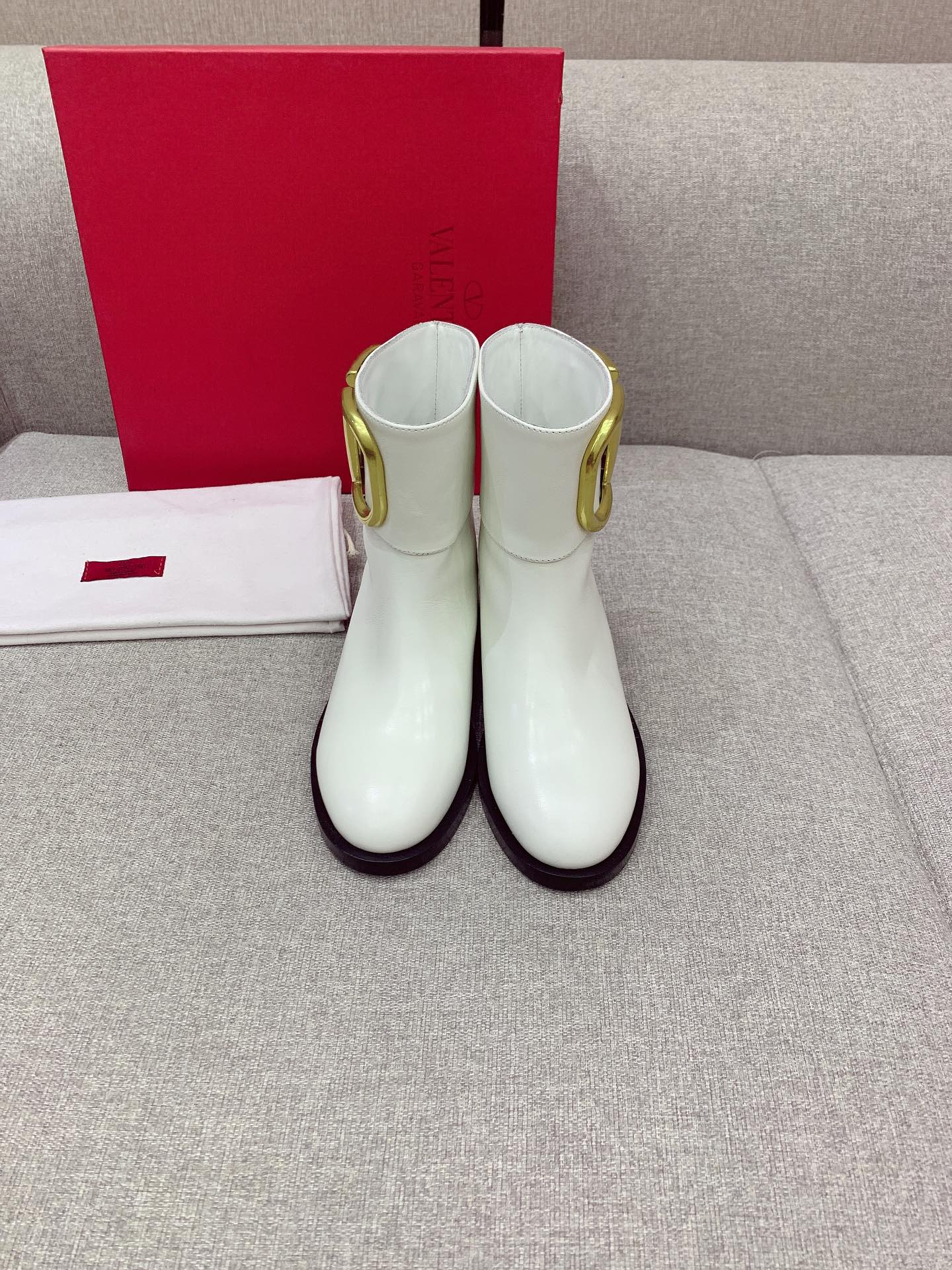 NO:485058,Short boots long boots VALENTIN* classic large V-button autumn and winter boot series classic and atmospheric and unpredictable Upper cowhide inner footbed cowhide Italian genuine leather outsole Size 35-39 (custom made of 40), boots, valentino, boots, cowhide, Leather soles19860909短靴 长靴 VALENTIN*经典大Ｖ扣秋冬靴系列 经典大气 百搭不过时 鞋面牛皮 内里垫脚牛皮 意大利真皮大底 尺码35-39（40定做）,靴子,valentino,boots,cowhide,Leather soles,Women's Shoes