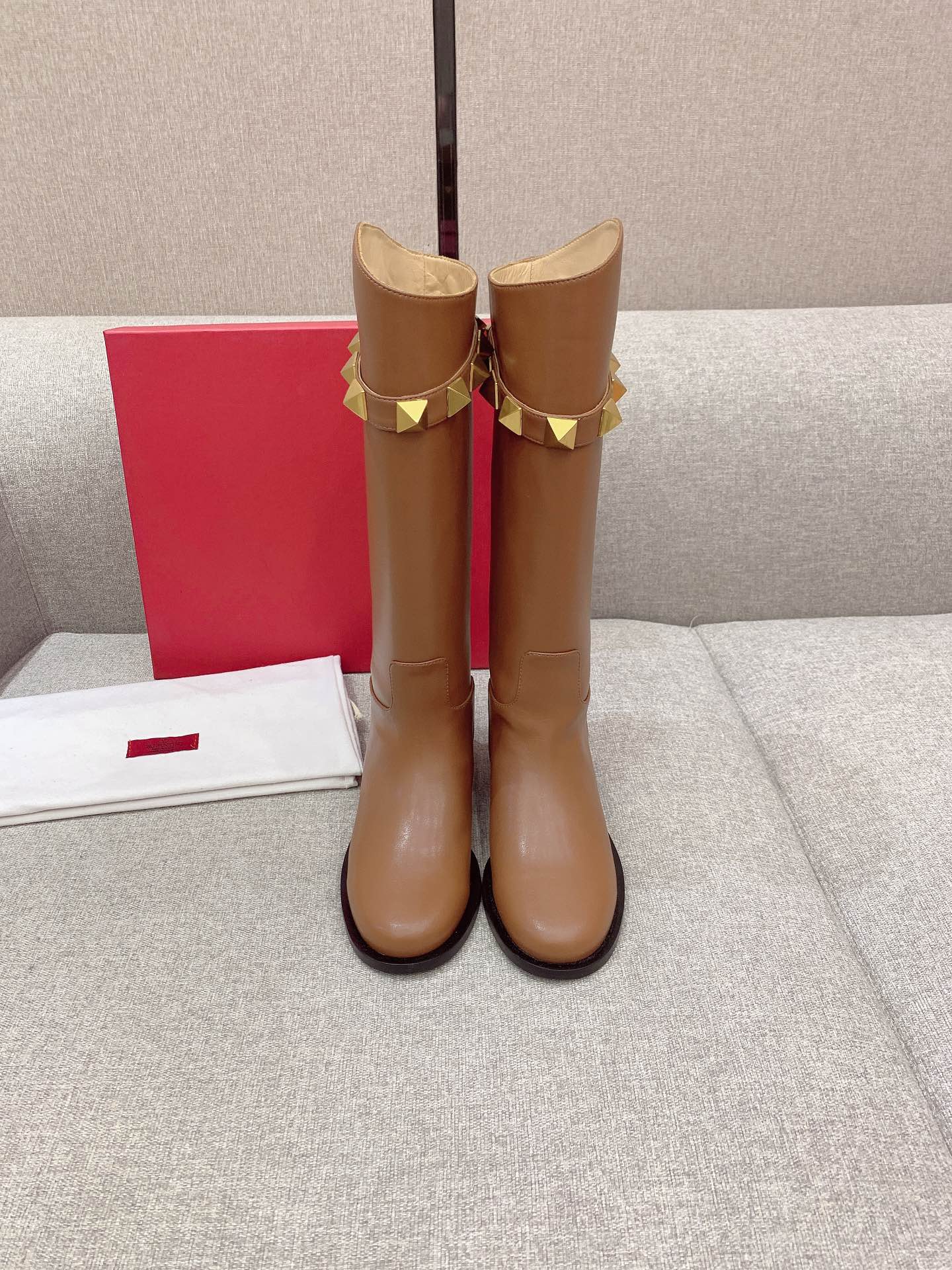 NO:485089,VALENTIN* newest large rivet boots, classic rivet elements, temperament and versatile style, calfskin upper, inner footbed cowhide Italian leather outsole, size 35-39 (customized for 40), boots, valentino, boots, cowhide, Leather soles19860909VALENTIN*新款大铆钉长靴 经典铆钉元素 气质百搭款 鞋面小牛皮 内里垫脚牛皮 意大利真皮大底 尺码35-39（40定做）,靴子,valentino,boots,cowhide,Leather soles,Women's Shoes