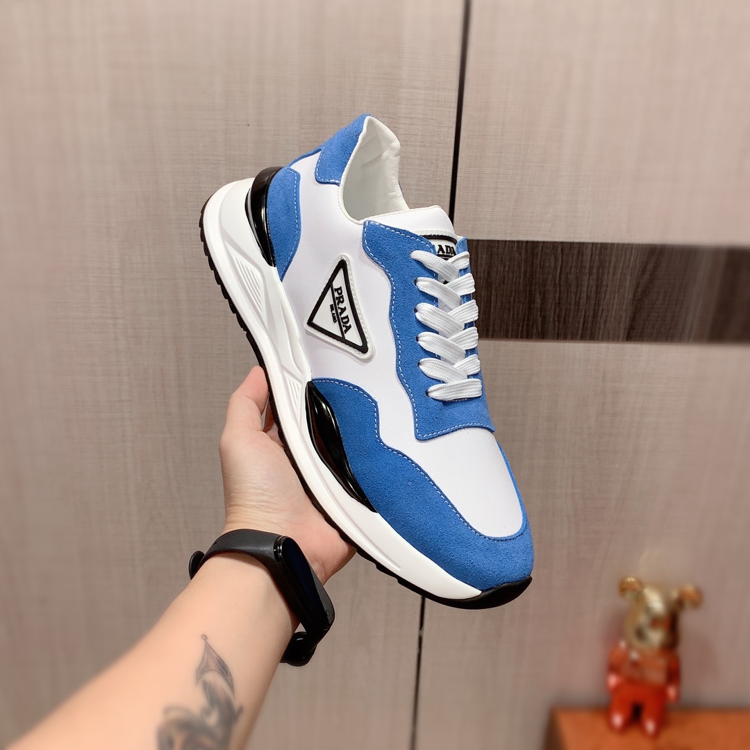 I5  Prada 普拉达 最新爆款休闲鞋,顶端品牌奢侈～代购,顶级～质量.专柜同卖产品鞋面選用进口透气牛皮搭配材质透气羊皮内里精细做工.原版个性时尚柔软橡膠耐磨防滑大底,上脚轻巧舒适,实物拍摄實物更好看,003广州码: 38-44.可定制45码.