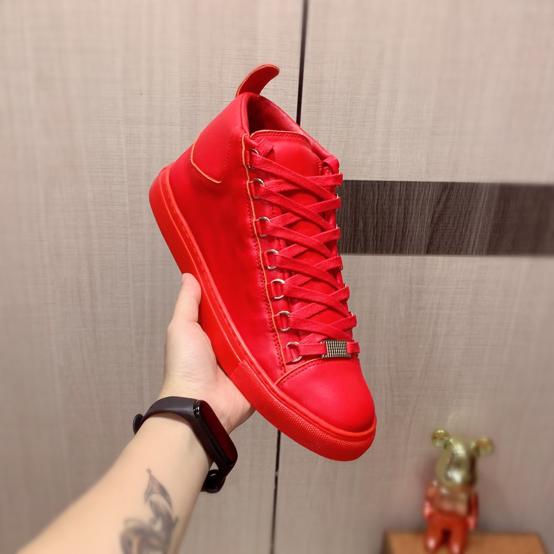 I5 巴黎世家 Balenciaga  最新爆款休闲鞋,顶端品牌奢侈～代购,顶级～质量.专柜同卖产品鞋面選用进口透气牛皮搭配材质透气羊皮内里精细做工.原版个性时尚柔软橡膠耐磨防滑大底,上脚轻巧舒适,实物拍摄實物更好看,146广州码: 38-44.可定制45码.3色可选