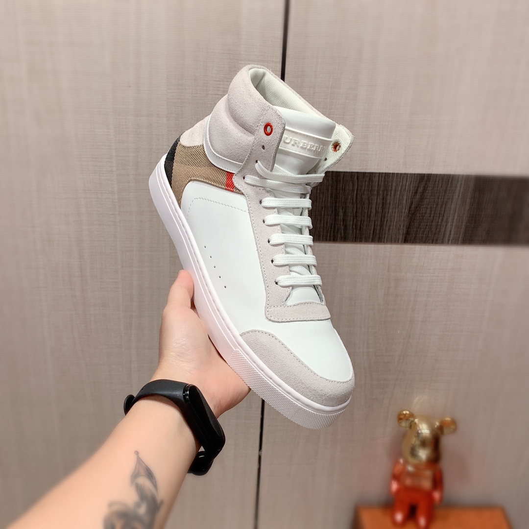 I0 高帮: :  Burberry 巴宝莉 最新爆款休闲鞋,顶端品牌奢侈～代购,顶级～质量.专柜同卖产品鞋面選用进口透气牛皮搭配布面料材质透气羊皮内里精细做工.原版个性时尚柔软橡膠耐磨防滑大底,上脚轻巧舒适,实物拍摄實物更好看,146广州码: 38-44.可定制45码.2色可选