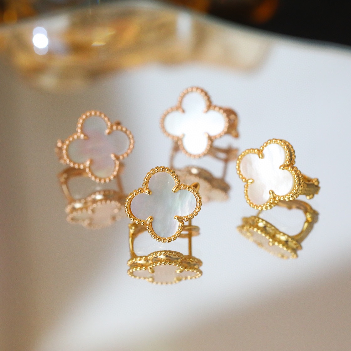 Van Cleef & Arpels vca 中号 四叶草白贝母耳钉v金材质
