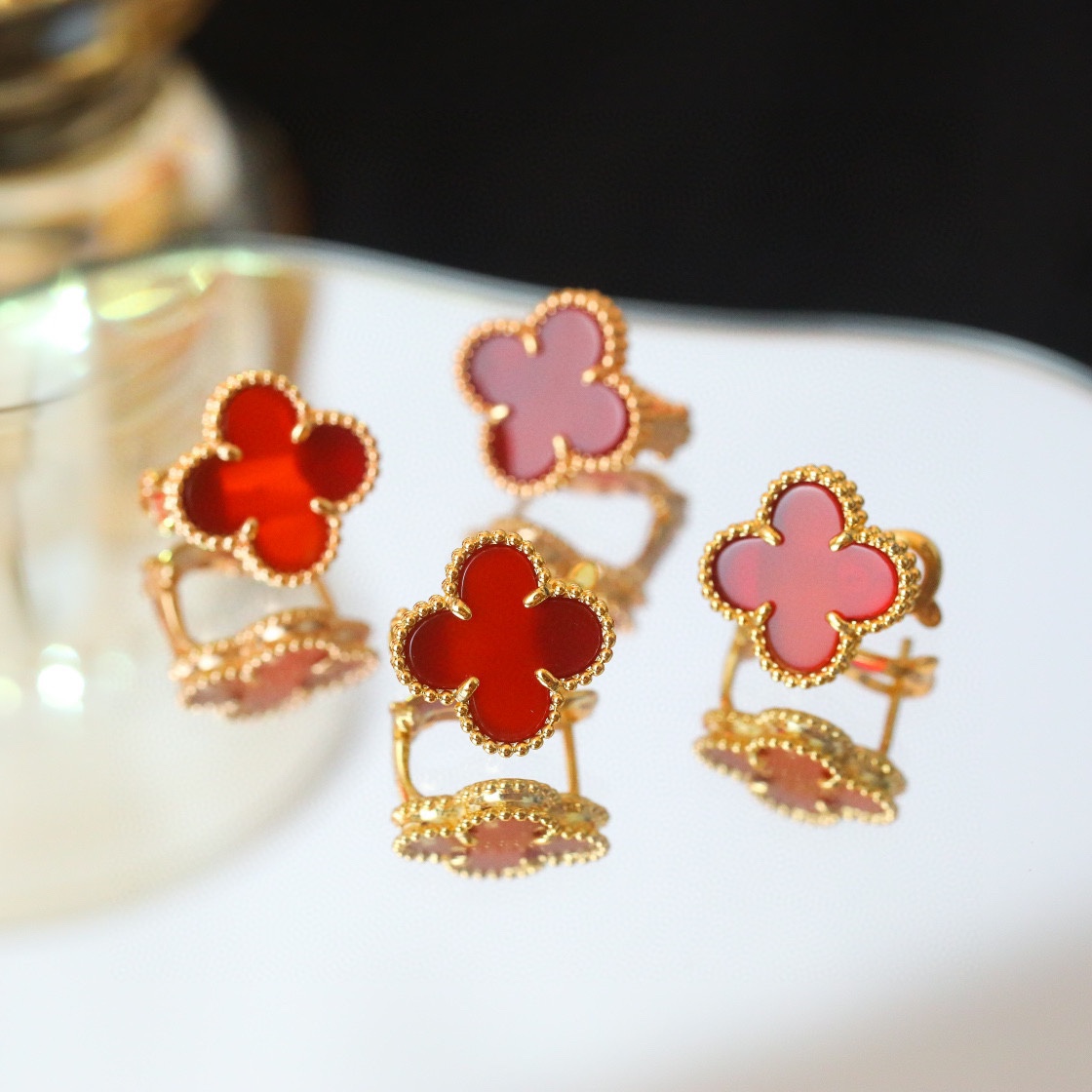 Van Cleef & Arpels vca 中号 四叶草红玉髓耳钉v金材质
