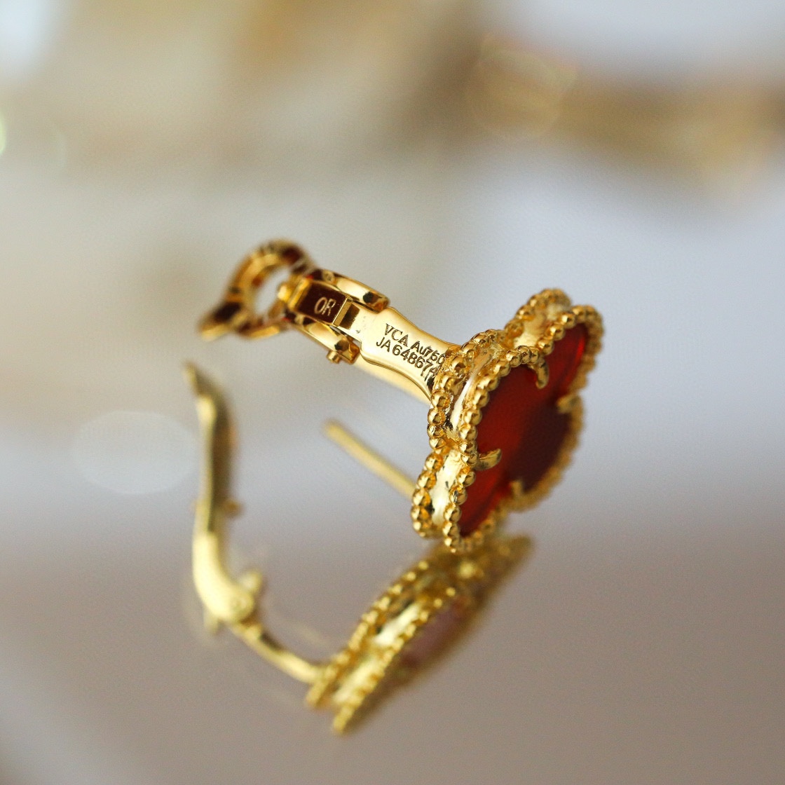 Van Cleef & Arpels vca 中号 四叶草红玉髓耳钉v金材质