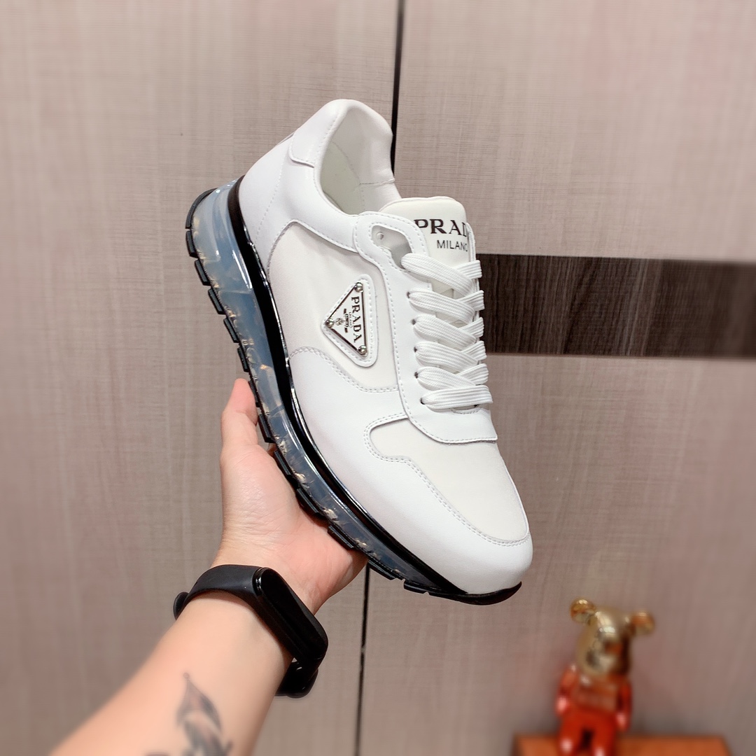 J0  Prada 普拉达 最新爆款休闲鞋,顶端品牌奢侈～代购,顶级～质量.专柜同卖产品鞋面選用进口透气牛皮搭配布面料材质透气羊皮内里精细做工.原版个性时尚柔软橡膠耐磨防滑大底,上脚轻巧舒适,实物拍摄實物更好看,031广州码: 38-44.可定制45码.3色可选