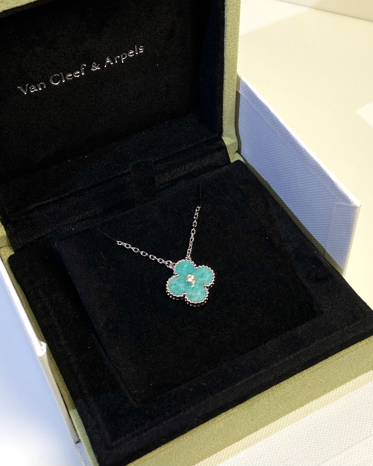Van Cleef & Arpels vca2022圣诞限定款v金材质