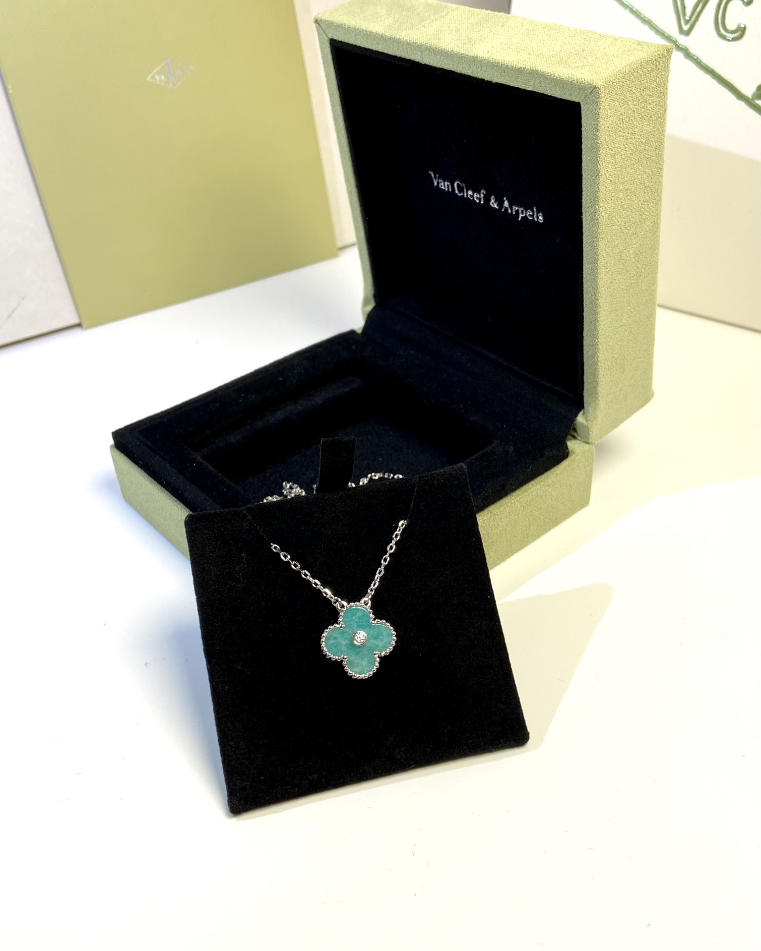 Van Cleef & Arpels vca2022圣诞限定款v金材质