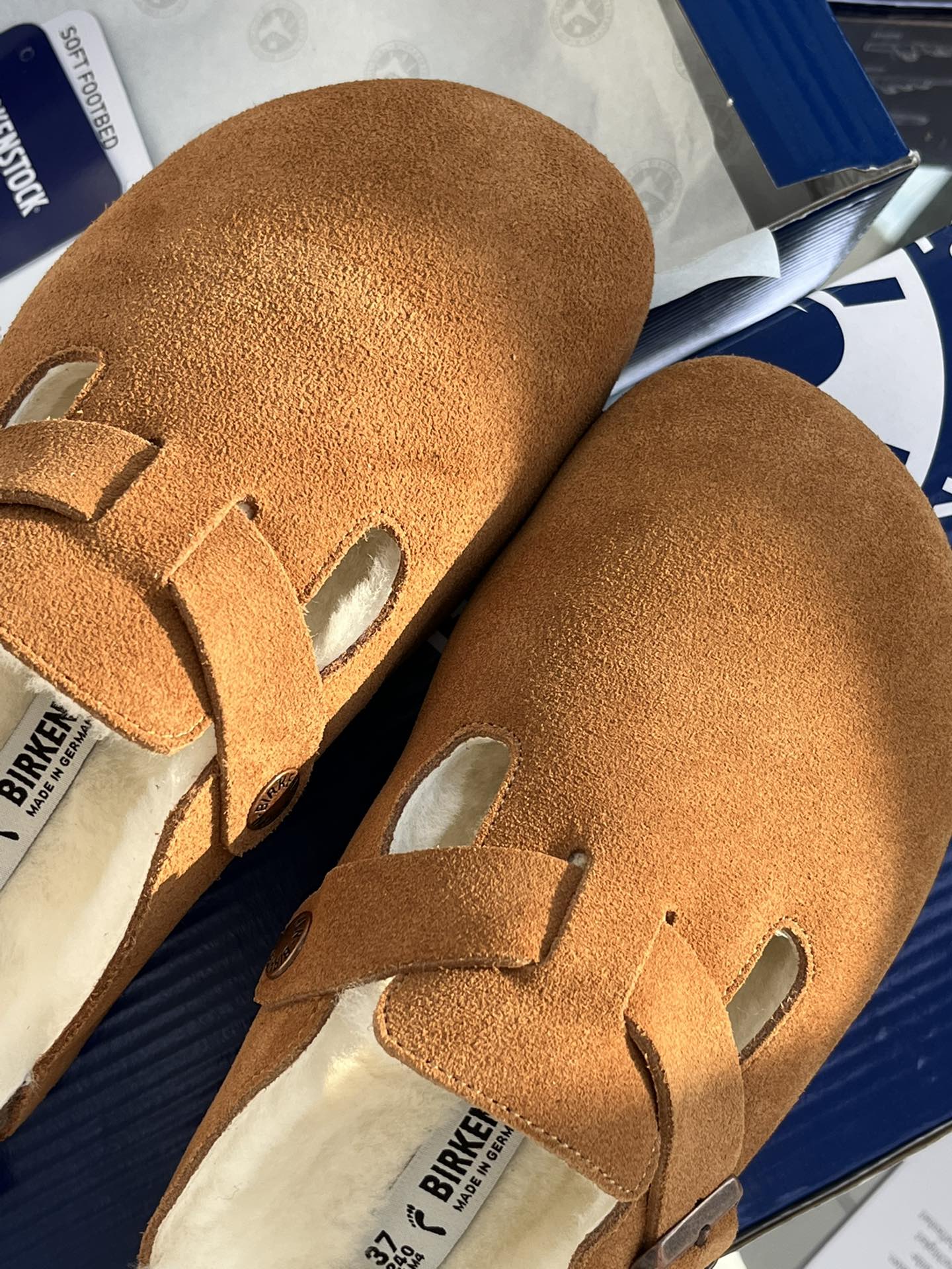 Fashionable Brown Birkenstock Shoes: Comfortable and Stylish Winter Footwear from Korea - 图片 4