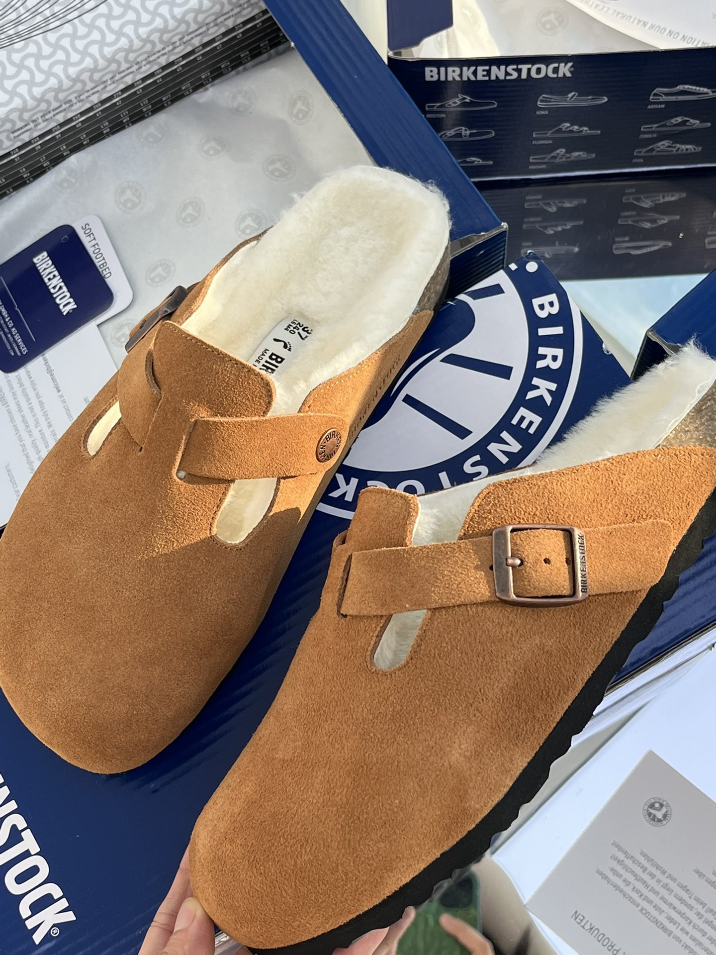 Fashionable Brown Birkenstock Shoes: Comfortable and Stylish Winter Footwear from Korea - 图片 3