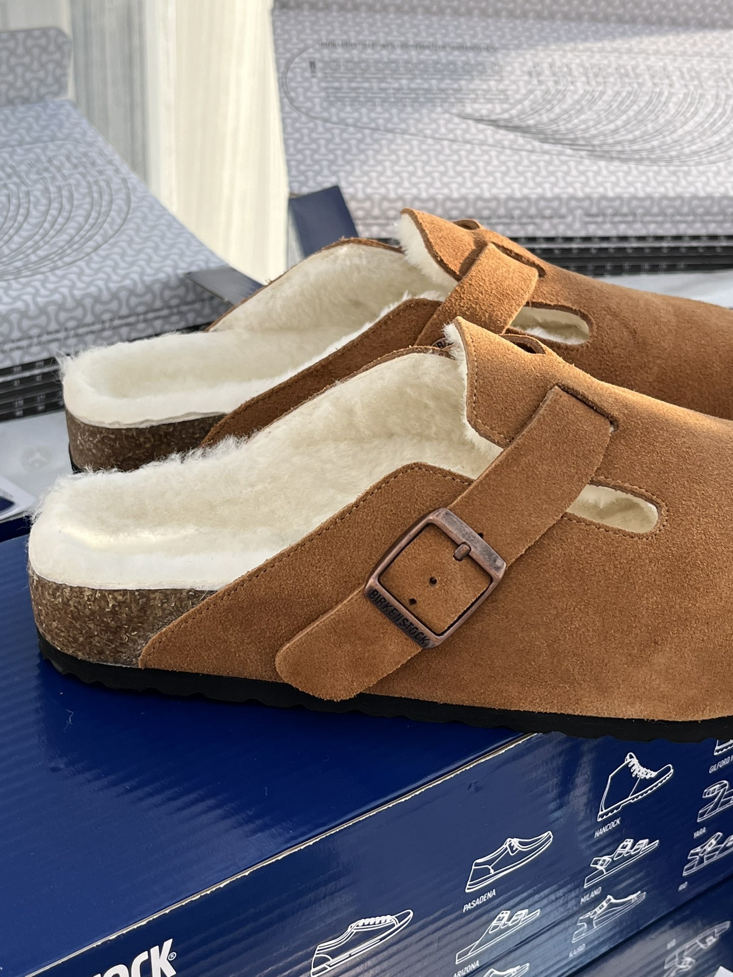 Fashionable Brown Birkenstock Shoes: Comfortable and Stylish Winter Footwear from Korea - 图片 5