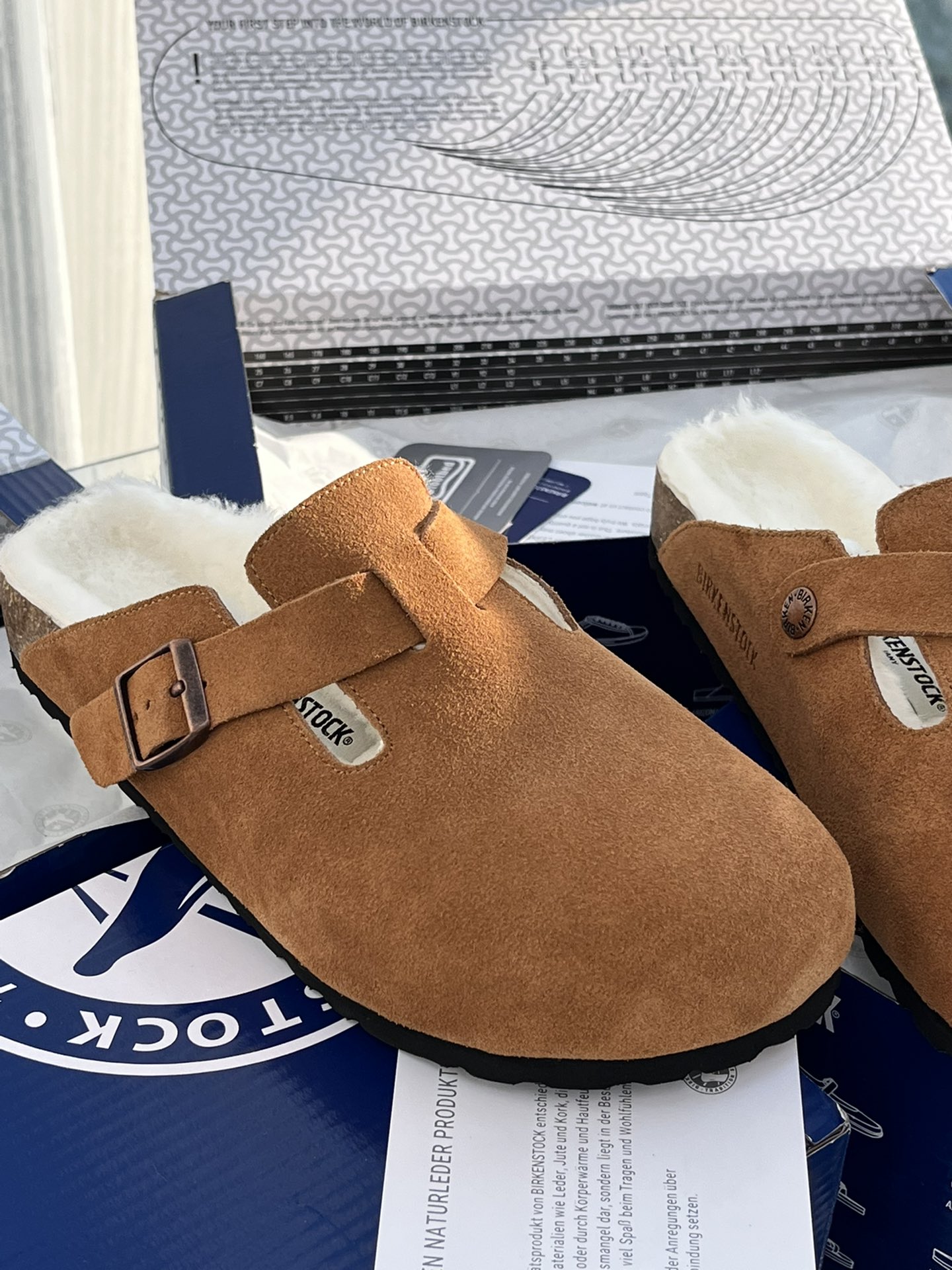 Fashionable Brown Birkenstock Shoes: Comfortable and Stylish Winter Footwear from Korea - 图片 6