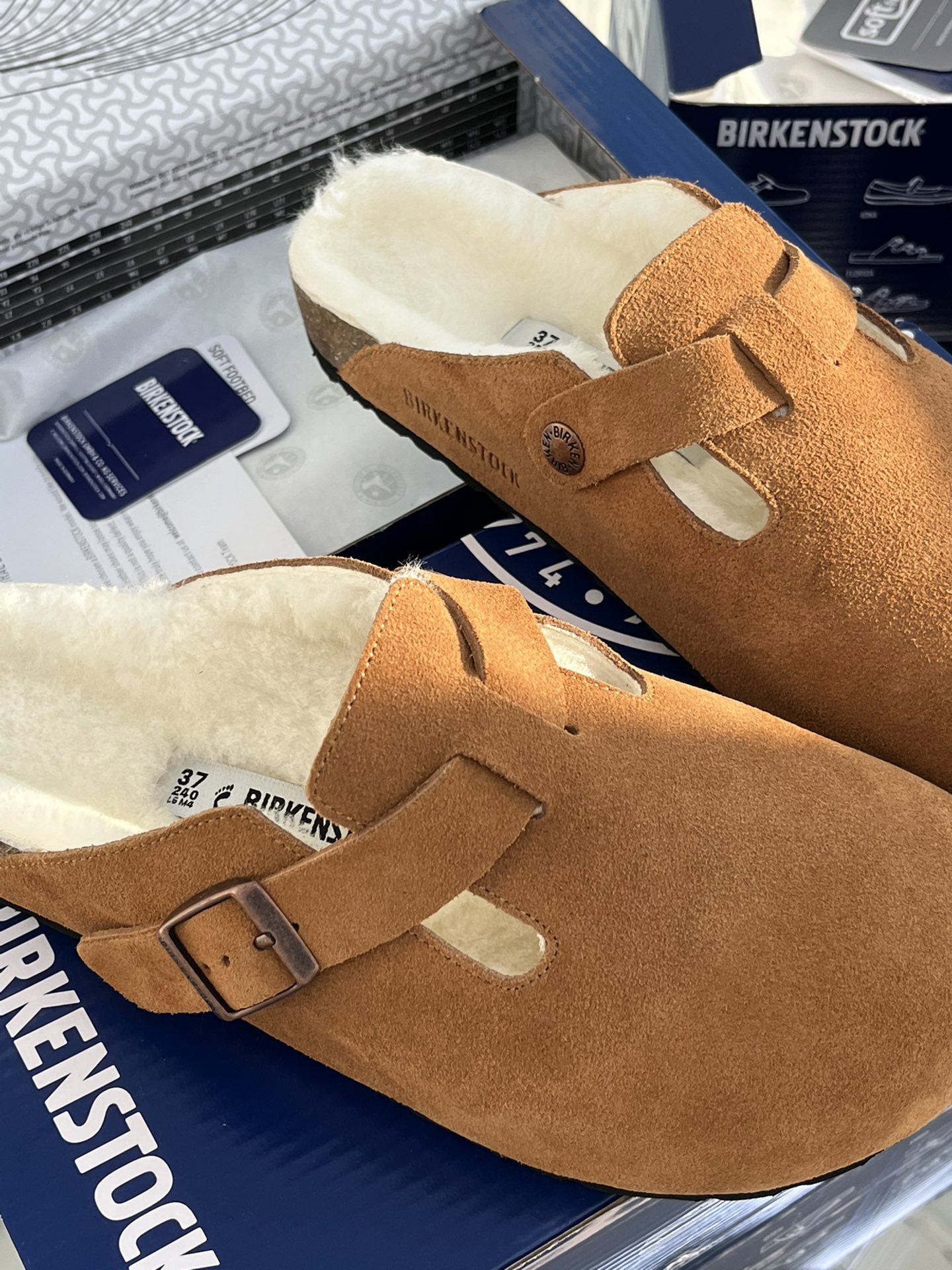Fashionable Brown Birkenstock Shoes: Comfortable and Stylish Winter Footwear from Korea - 图片 9