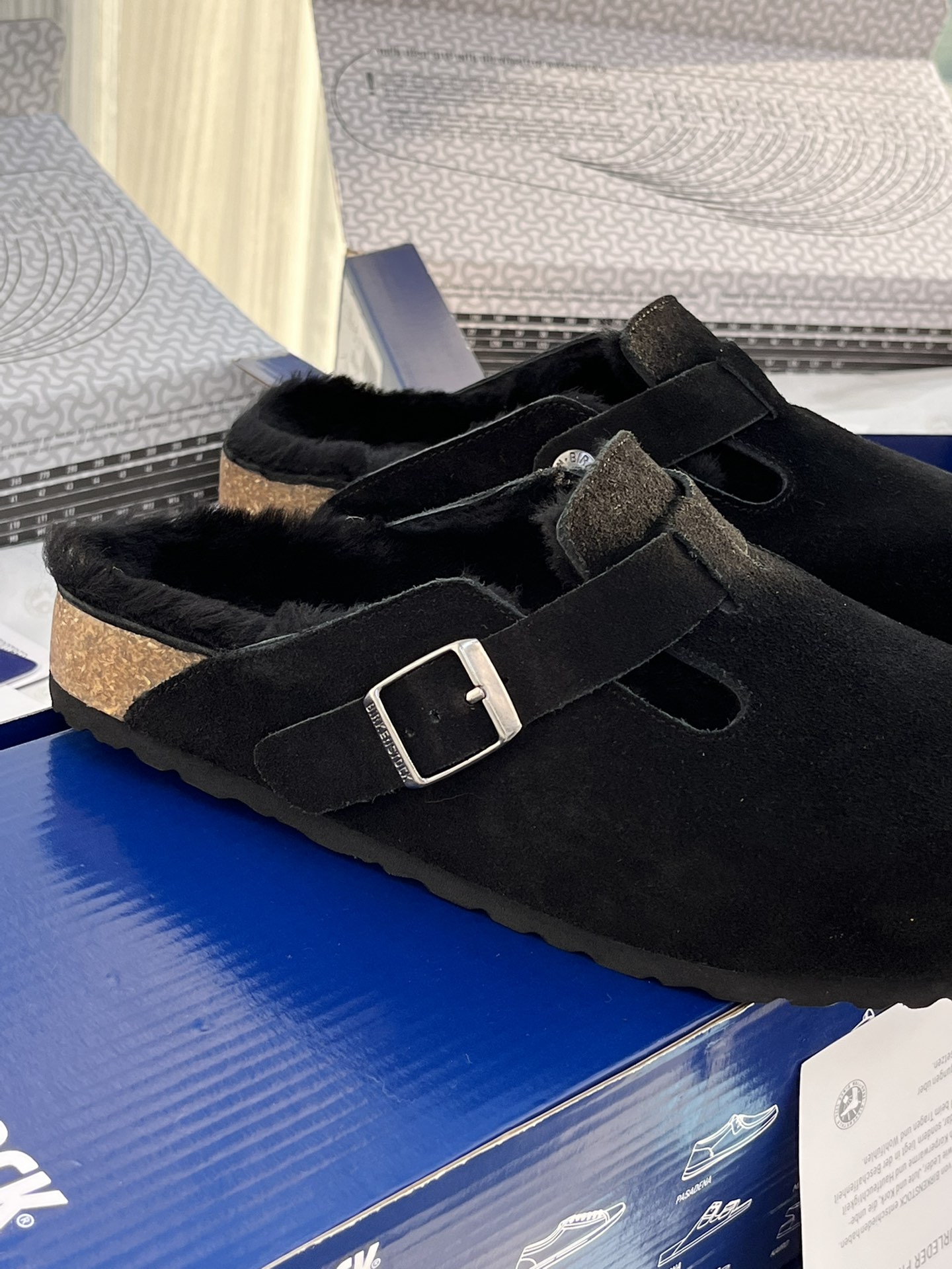Fashionable and Comfortable Black Wool-lined Birkenstock Shoes for Autumn and Winter - 图片 6