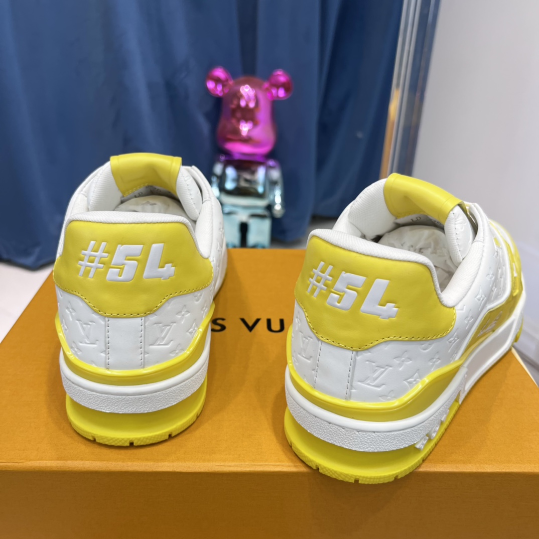 💰490
新配色 东莞高端货源 顶级版本 LV-路易-威登2022走秀新款 情侣款
原版1：1开发复刻！！上脚非常舒适 做工精细
鞋面由意大利进口小牛皮拼接，侧边饰有品牌LOGO标志及签名，牛皮垫脚➕网布内里，脚感超舒适。原厂特供原版双色TPU组合大底。套包工艺 固特异缝合锁边
size：35-45标准码
