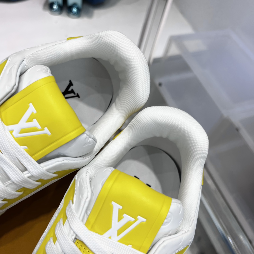 💰490
新配色 东莞高端货源 顶级版本 LV-路易-威登2022走秀新款 情侣款
原版1：1开发复刻！！上脚非常舒适 做工精细
鞋面由意大利进口小牛皮拼接，侧边饰有品牌LOGO标志及签名，牛皮垫脚➕网布内里，脚感超舒适。原厂特供原版双色TPU组合大底。套包工艺 固特异缝合锁边
size：35-45标准码