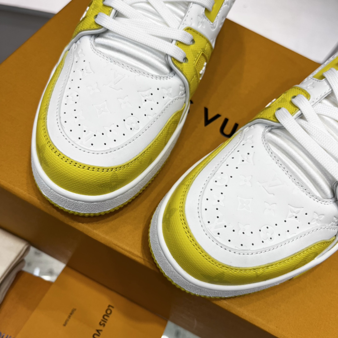 💰490
新配色 东莞高端货源 顶级版本 LV-路易-威登2022走秀新款 情侣款
原版1：1开发复刻！！上脚非常舒适 做工精细
鞋面由意大利进口小牛皮拼接，侧边饰有品牌LOGO标志及签名，牛皮垫脚➕网布内里，脚感超舒适。原厂特供原版双色TPU组合大底。套包工艺 固特异缝合锁边
size：35-45标准码