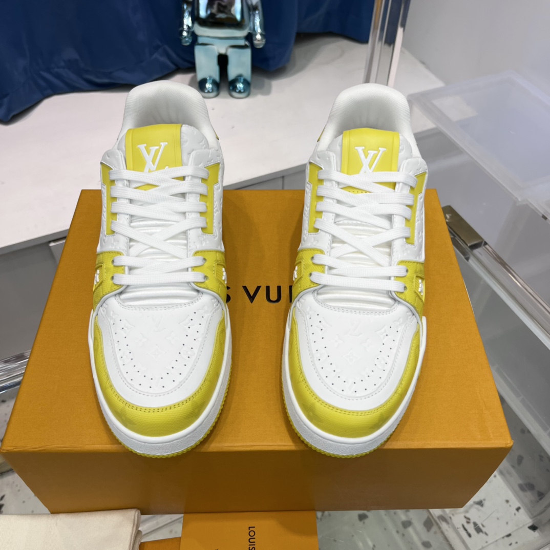 💰490
新配色 东莞高端货源 顶级版本 LV-路易-威登2022走秀新款 情侣款
原版1：1开发复刻！！上脚非常舒适 做工精细
鞋面由意大利进口小牛皮拼接，侧边饰有品牌LOGO标志及签名，牛皮垫脚➕网布内里，脚感超舒适。原厂特供原版双色TPU组合大底。套包工艺 固特异缝合锁边
size：35-45标准码