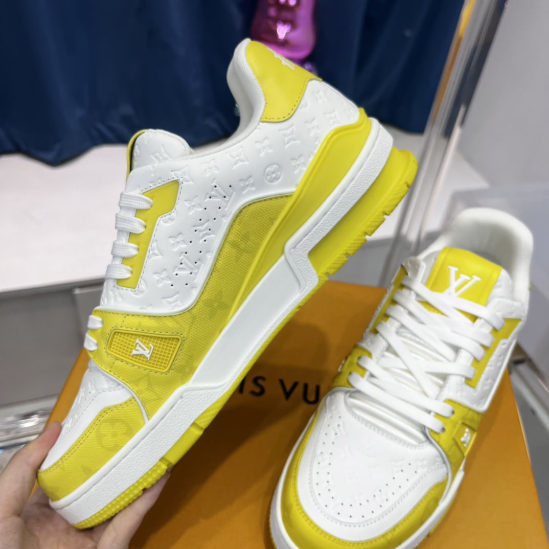 💰490
新配色 东莞高端货源 顶级版本 LV-路易-威登2022走秀新款 情侣款
原版1：1开发复刻！！上脚非常舒适 做工精细
鞋面由意大利进口小牛皮拼接，侧边饰有品牌LOGO标志及签名，牛皮垫脚➕网布内里，脚感超舒适。原厂特供原版双色TPU组合大底。套包工艺 固特异缝合锁边
size：35-45标准码