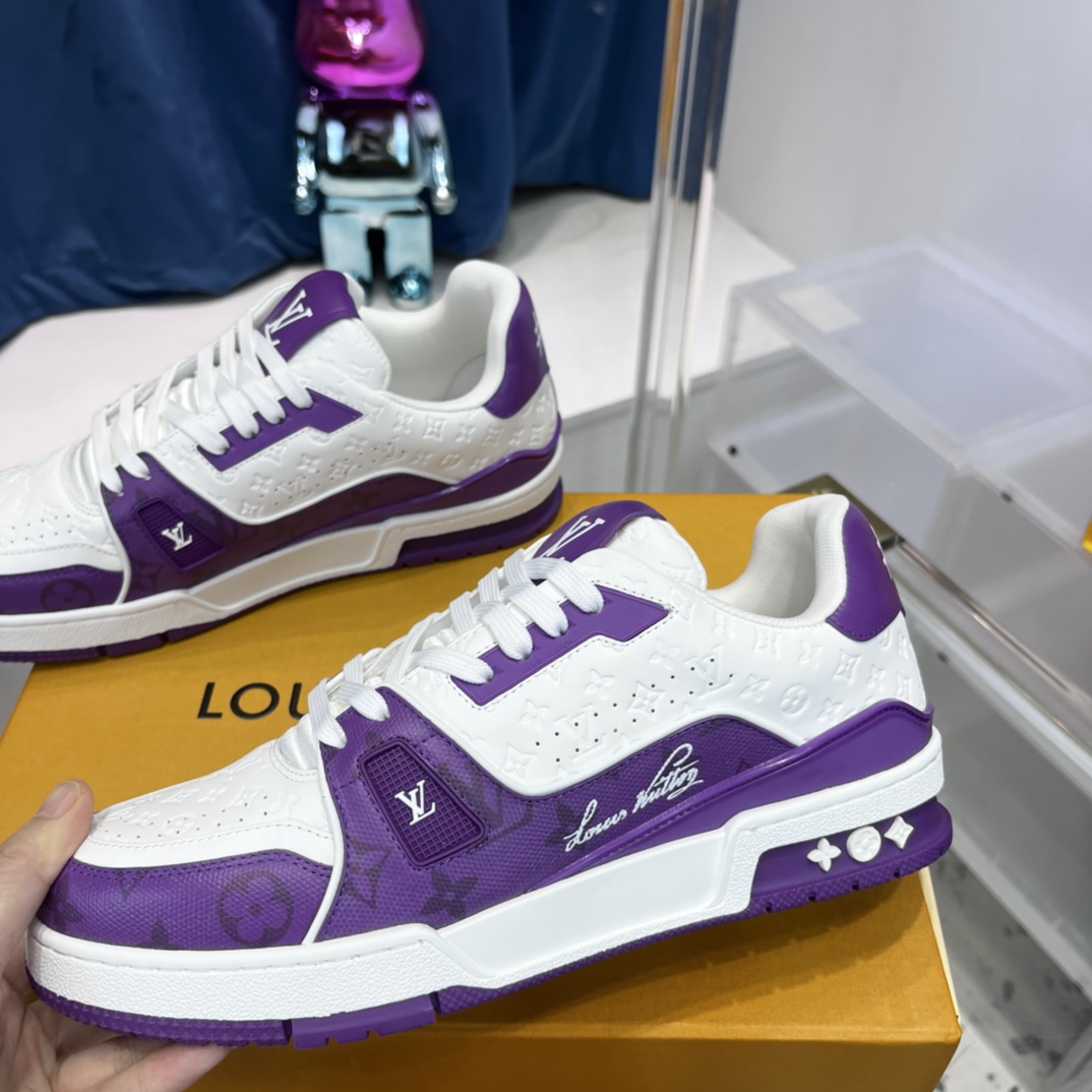 新配色 东莞高端货源 顶级版本 LV-路易-威登2022走秀新款 情侣款
原版1：1开发复刻！！上脚非常舒适 做工精细
鞋面由意大利进口小牛皮拼接，侧边饰有品牌LOGO标志及签名，牛皮垫脚➕网布内里，脚感超舒适。原厂特供原版双色TPU组合大底。套包工艺 固特异缝合锁边
size：35-45标准码