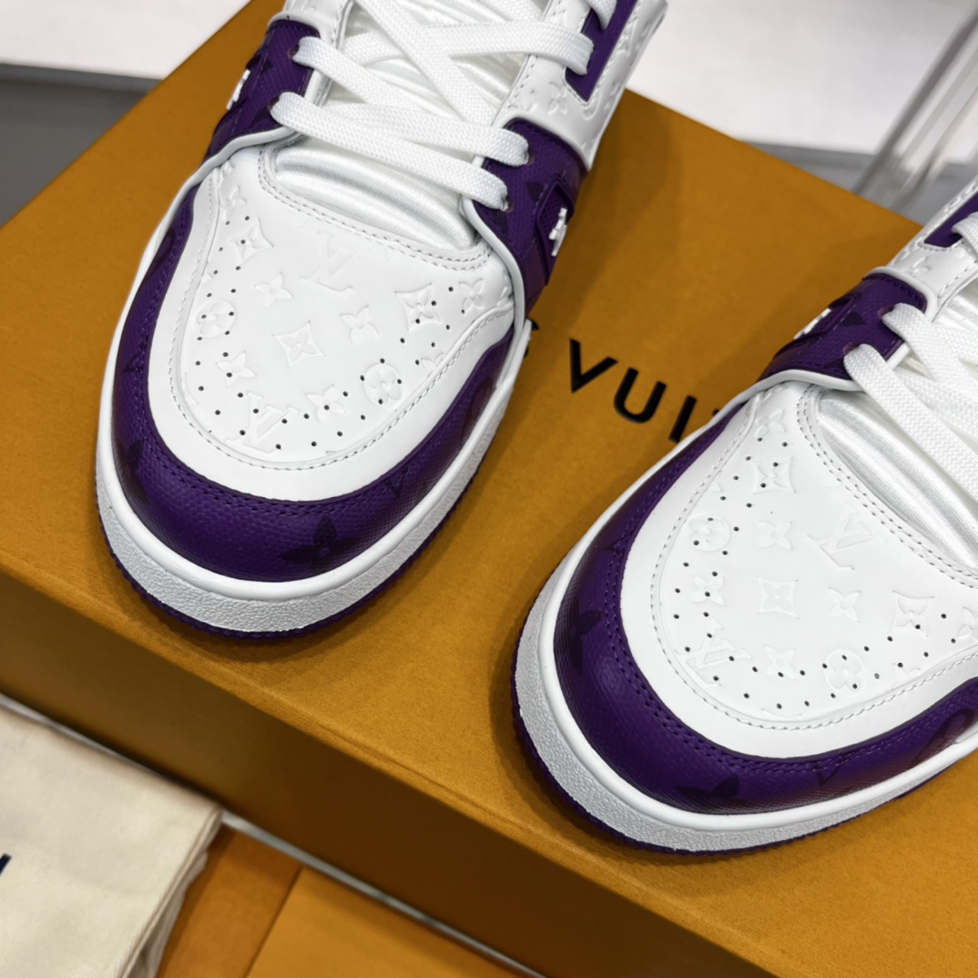 新配色 东莞高端货源 顶级版本 LV-路易-威登2022走秀新款 情侣款
原版1：1开发复刻！！上脚非常舒适 做工精细
鞋面由意大利进口小牛皮拼接，侧边饰有品牌LOGO标志及签名，牛皮垫脚➕网布内里，脚感超舒适。原厂特供原版双色TPU组合大底。套包工艺 固特异缝合锁边
size：35-45标准码
