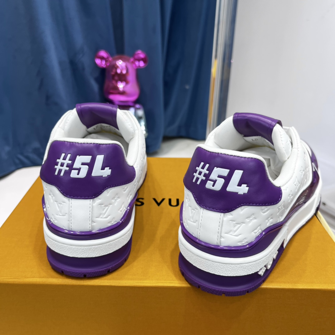 新配色 东莞高端货源 顶级版本 LV-路易-威登2022走秀新款 情侣款
原版1：1开发复刻！！上脚非常舒适 做工精细
鞋面由意大利进口小牛皮拼接，侧边饰有品牌LOGO标志及签名，牛皮垫脚➕网布内里，脚感超舒适。原厂特供原版双色TPU组合大底。套包工艺 固特异缝合锁边
size：35-45标准码